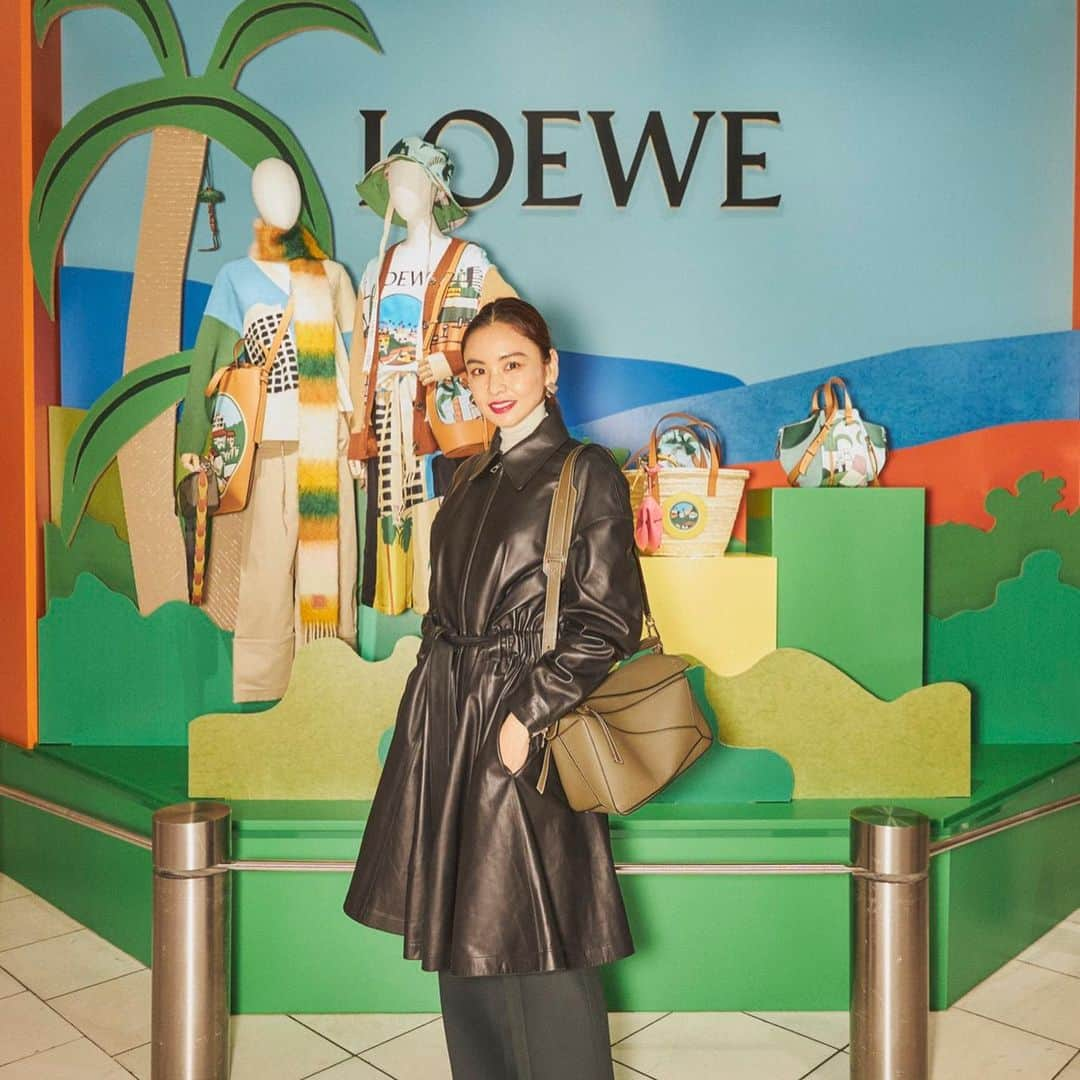 滝沢眞規子さんのインスタグラム写真 - (滝沢眞規子Instagram)「クリスマスシーズンに向けたLOEWEの「ホリデーギフトポップアップ」に行ってきました🌴 LAアーティストのケン・プライスとコラボした「ケン・プライスカプセルコレクション」がハッピーで可愛い☺️  伊勢丹新宿店本館1階＝ザ・ステージで今日からから12月8日（火）まで開催してます🌴 私が来ているニットもコートももちろん @loewe  バッグもお財布も、ウエアも全部可愛いんだな🥰 #LOEWE  #撮影の時だけマスクを外しています」12月2日 18時31分 - makikotakizawa