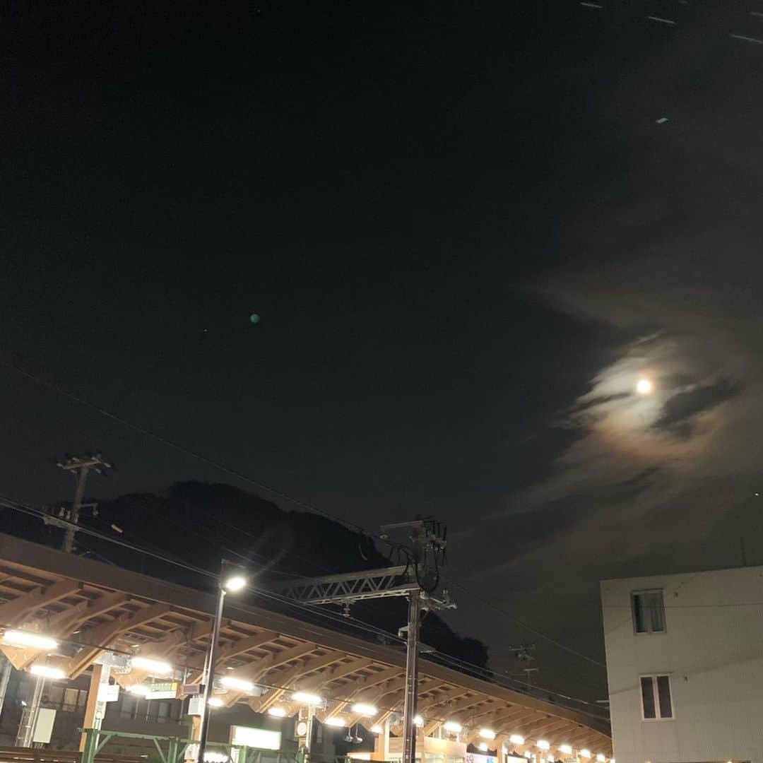 クリス智子さんのインスタグラム写真 - (クリス智子Instagram)「月跨ぎ。 11月から12月のそれが 一番好きかもしれない。 今年は満月の光と、静かに。  最近は歩いているだけで、 好きな色世界で、 別世界にふわっと行ってばかりだ。」12月2日 18時32分 - chris_tomoko