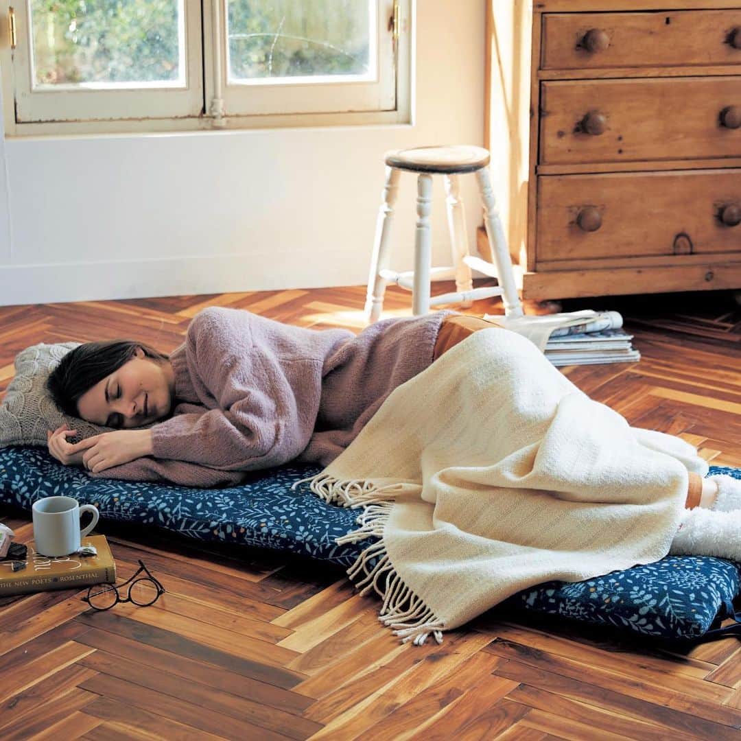 のインスタグラム：「暖かいお部屋でひとやすみ♪  しっかりした硬わた入りで床つき感が少なく、 ふかふかの寝心地。 ほどこされたデザイン「ブッシュ」は お部屋馴染みがよく人気の高いデザインです。  ごろ寝マット ¥6,000 (税込)  #ベルメゾン #BELLEMAISON #minilabo #ミニラボ #paris #パリ」