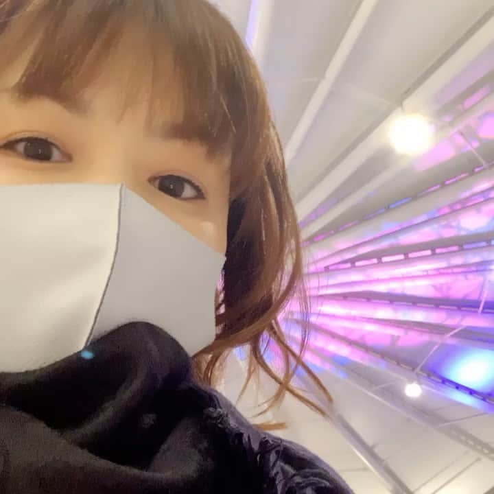 中澤裕子のインスタグラム：「🍁🎄  クリスマス🎄 なーんかワクワクする。  生放送無事に終わりました。  今日も子ども達に お土産買いました。 海苔買い忘れた、、 来年のお楽しみにとっておこう😊  #広島  #今日の髪型好き」