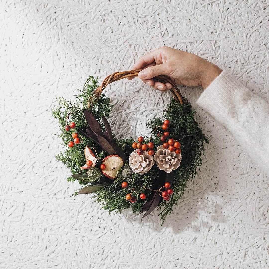 BRILLIANCE+（ブリリアンス+）さんのインスタグラム写真 - (BRILLIANCE+（ブリリアンス+）Instagram)「大人になってもやっぱり、  ワクワク心ときめくこの季節。  さりげないサイズのリースを飾ったら  ひそかにクリスマスまでの  カウントダウンが始まります。  #暮らしとジュエリー #ブリリアンスプラス #冬 #クリスマス #winter #christmasseason #クリスマスリース #暮らしを楽しむ #おうちクリスマス」12月2日 18時35分 - brilliance_plus