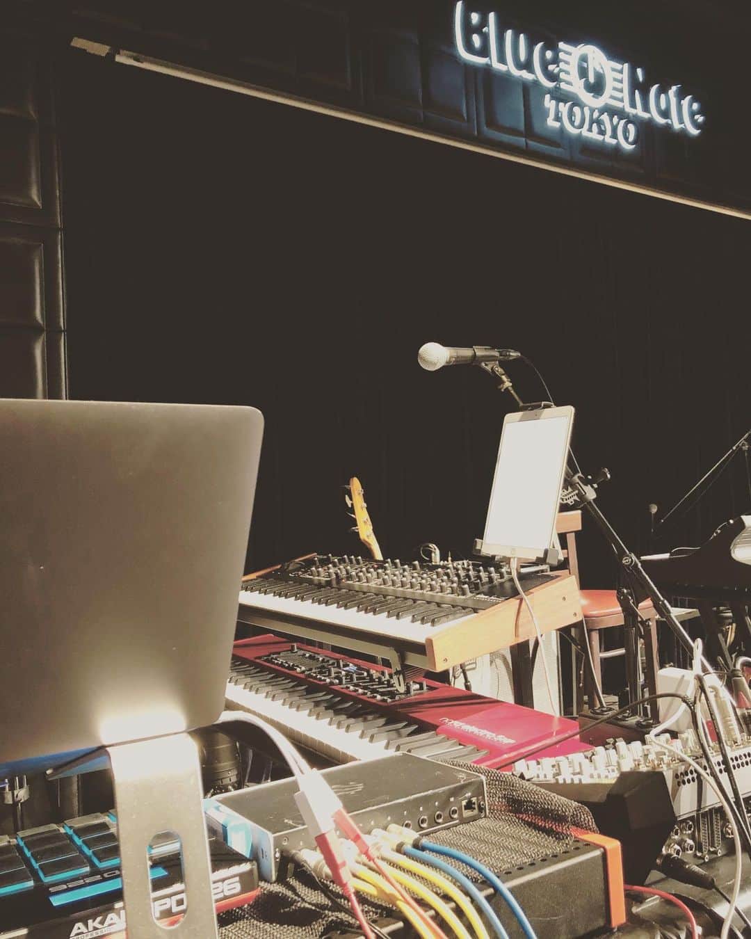 George のインスタグラム：「Jazzを学んでおりましたが、自分には難しすぎると感じていた大学時代。 時間は経ったけど、この場所で演奏できたことをとても嬉しく思います。 色んな活動をしていたら、思いもよらぬ経験ができるなと改めて思ったので、日々精進です。」