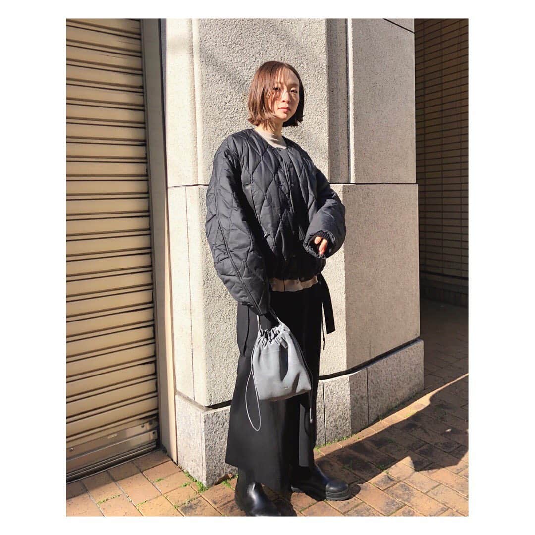 野尻美穂のインスタグラム：「最近使いやすくてよく履いてるwaiのスカート。 ミリタリーにも合う。 アウターは @product_almostblack_official のもの☺️  #まいちゃんの見てすぐ買った🧏🏻‍♀️ #しゅんたさんありがとう〜 #wai_ships」