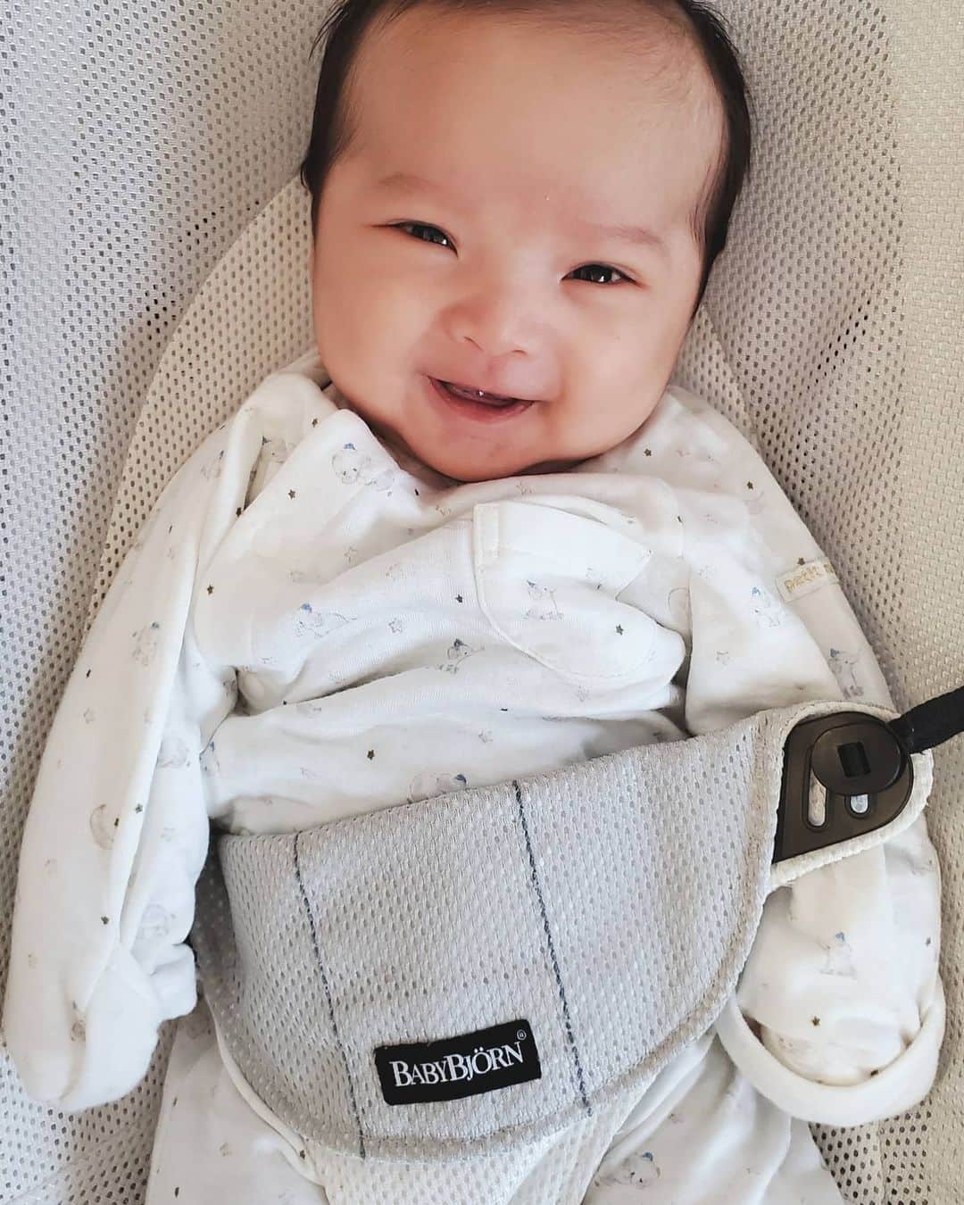 佐藤夏希のインスタグラム：「最近ちょっとずつ笑うようになってかわいさ倍増。 すばるん&かいりんの成長が楽しみだな😱❤️ もうすぐ2ヶ月👶💦はやすぎるー😱💗  #男の子#男の子ママ#おやこーで #むすこーで #息子#息子ラブ #2歳#0歳#ママ#3歳差育児 #ママスタグラム#mama#mamastagram #mamanoko #ママリ#成長記録 #2児ママ#兄弟#babyboy #justborn#3歳差兄弟 #1ヶ月 #ベビスタグラム#生後1ヶ月」