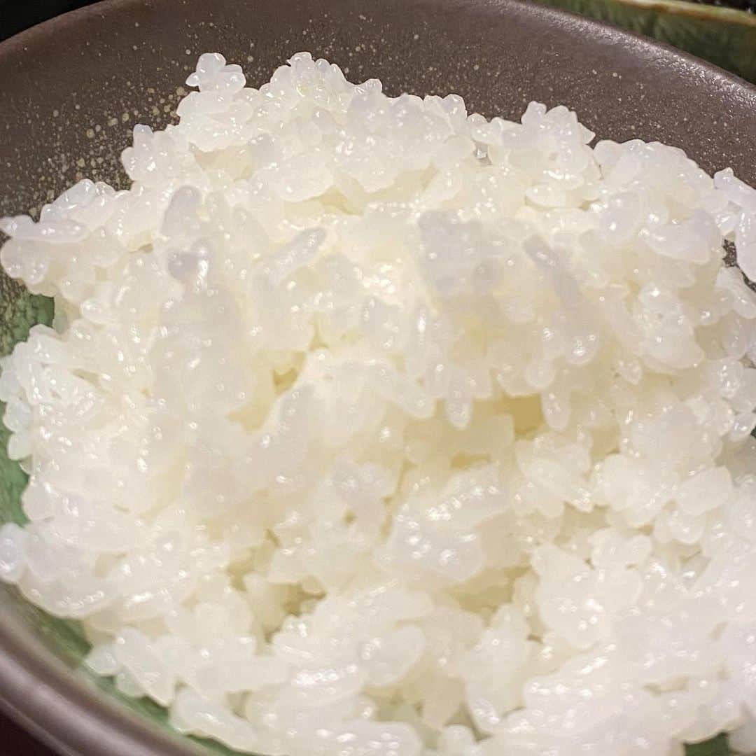 君島十和子さんのインスタグラム写真 - (君島十和子Instagram)「✨米山プリンセス✨  って名前のお米です👍🏼  『米山プリンセス』  ふっくら丸みのある 粒の大きな、 甘味のある コシヒカリ系のお米。  冷めても美味しい✨👍🏼  「冷えたご飯」は 「レジスタンス・スターチ」と言って、  「食物繊維」と同じような働きがあるそうです！  そう😆👍🏼 おにぎりとか、 お弁当にすると 一緒に頂く 糖質や脂質の吸収を 和らげてくれる。 (もちろん😄食べ過ぎ注意💦) 表参道の新潟県アンテナショップで見つけました🍀 冷めても美味しいお米✨  お米の魅力は 計り知れないですね 美容にも💠健康にも🍀  だから私は コメ発酵液を たっぷり肌に使います🧡  #ftc#FTC#ftcbeauty #君島十和子#フローラパワーリポセラム#新潟県#米山プリンセス#新潟館」12月2日 18時41分 - ftcbeauty.official