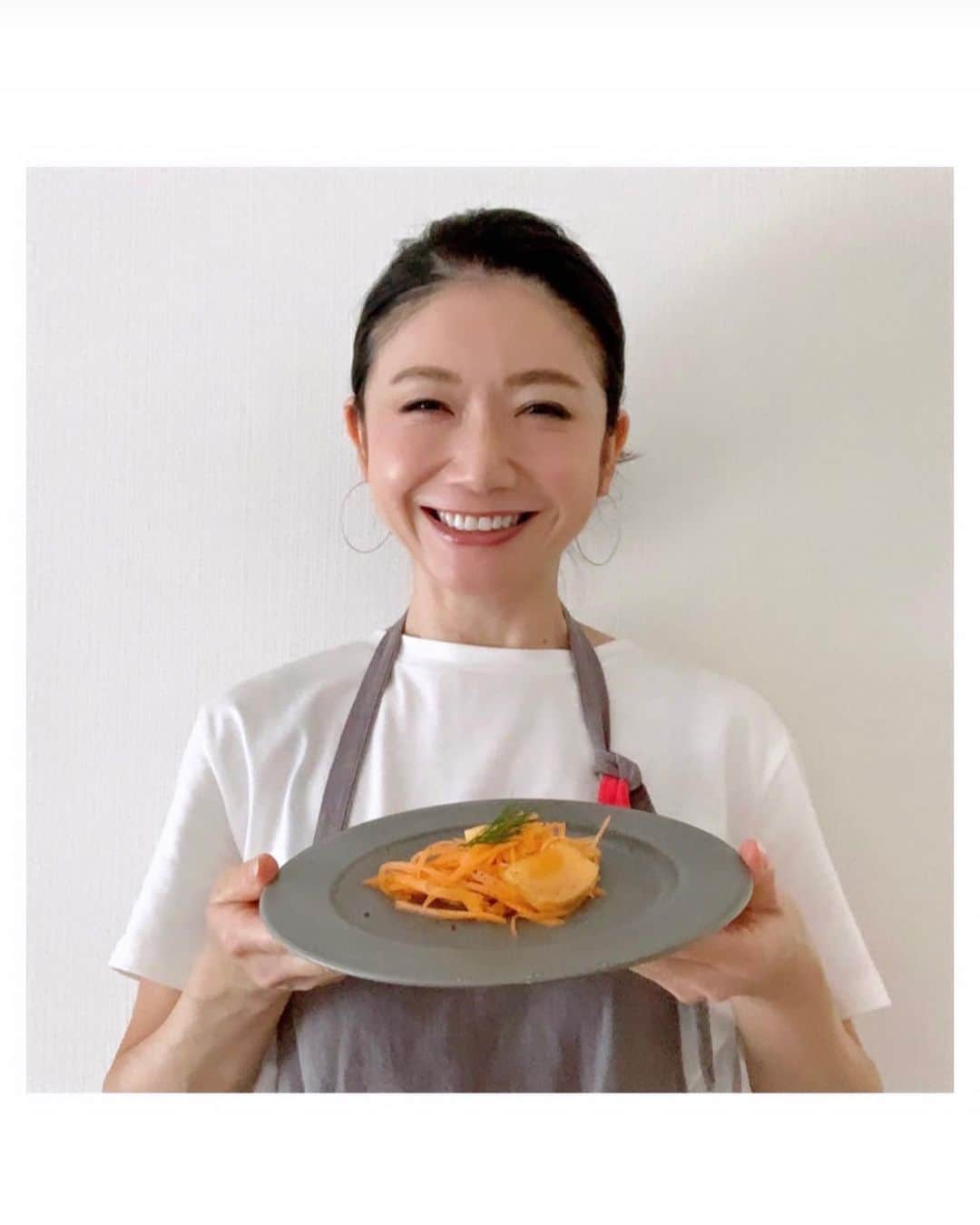 市橋有里のインスタグラム：「今週は【柿のキャロットラペ.】  祖母がたんまりと送ってくれた 旬の濃厚な柿は βカロテン、カリウム、V.C. 食物繊維も豊富で今最も美味しい フルーツ♪二日酔いにもいいの〜😚 たっぷり食べて免疫力を上げていきましょう✨ ・ #ダイエットポストセブン #instafood  #cooking  #小料理屋あり」