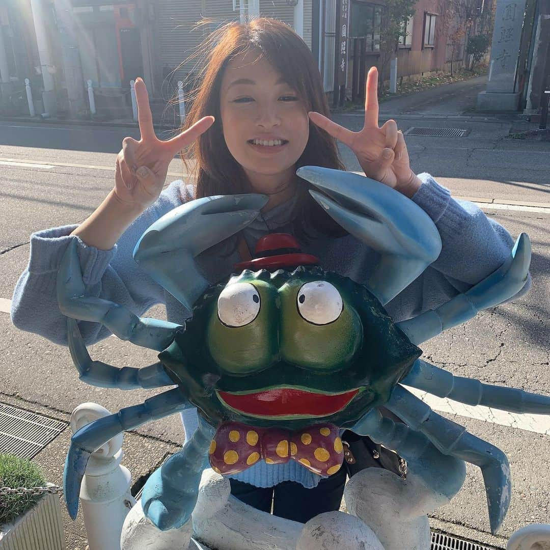 小宮山瑞季さんのインスタグラム写真 - (小宮山瑞季Instagram)「取材中に見つけたカニ🦀。一緒に写真を撮りたくて撮ったものの、眩しくて半目に。(笑)これはこれで思い出です。(笑) さて、ここは一体どこでしょう。 正解は今週のこれダネッ！で☺️🍀✨  #土曜はこれダネッ #カニ #crab #キャラクター #character #かわいい #商店街 #発見 #天気最高 #眩しすぎて #半目 #カニピース #peace #カニ食べたい #海鮮大好き #ここはどこ #わかりますか #クイズ #長野放送 #アナウンサー #小宮山瑞季」12月2日 18時42分 - komiyama_mizuki