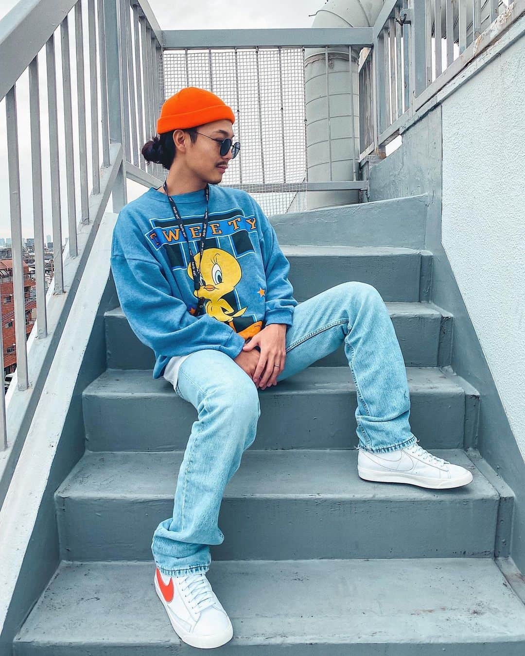 のインスタグラム：「19:00からFLEXからクリアレンズサングラス(伊達メガネ)発売開始㊗️ カワイイ伊達メガネ探してたんだよなーって方はFLEXのオンラインをチェックしなyoyo🤞🏾 ㅤㅤㅤㅤㅤㅤㅤㅤㅤㅤㅤㅤㅤ このトウィーティーのスウェットかわいいよね‼️ ㅤㅤㅤㅤㅤㅤㅤㅤㅤㅤㅤㅤㅤ 🎩 asos 🕶 @flex_japan 👕 古着 👖 Levis 古着 👟 NIKE BLAZER × stranger things ーーーーーーーーーーーーーーーーーーーー #ストリート #ストリートファッション #ストリートスタイル#ストリート系ファッション#ストリートコーデ#kickstagram  #ストリート系  #スニーカーコーデ #メンズファッション#メンズコーデ#メンズスタイル #ファッションコーデ #コーディネート  #パパコーデ #ストリートコーデ  #ジャパスニ #靴好き #スニーカーヘッズ  #スニーカー好きな人と繋がりたい #古着ファッション #スニーカーヘッズ  #snkrskickcheck #トレンドコーデ #古着コーデ#ブレーザー #ナイキコーデ#古着mix #nikeblazer」