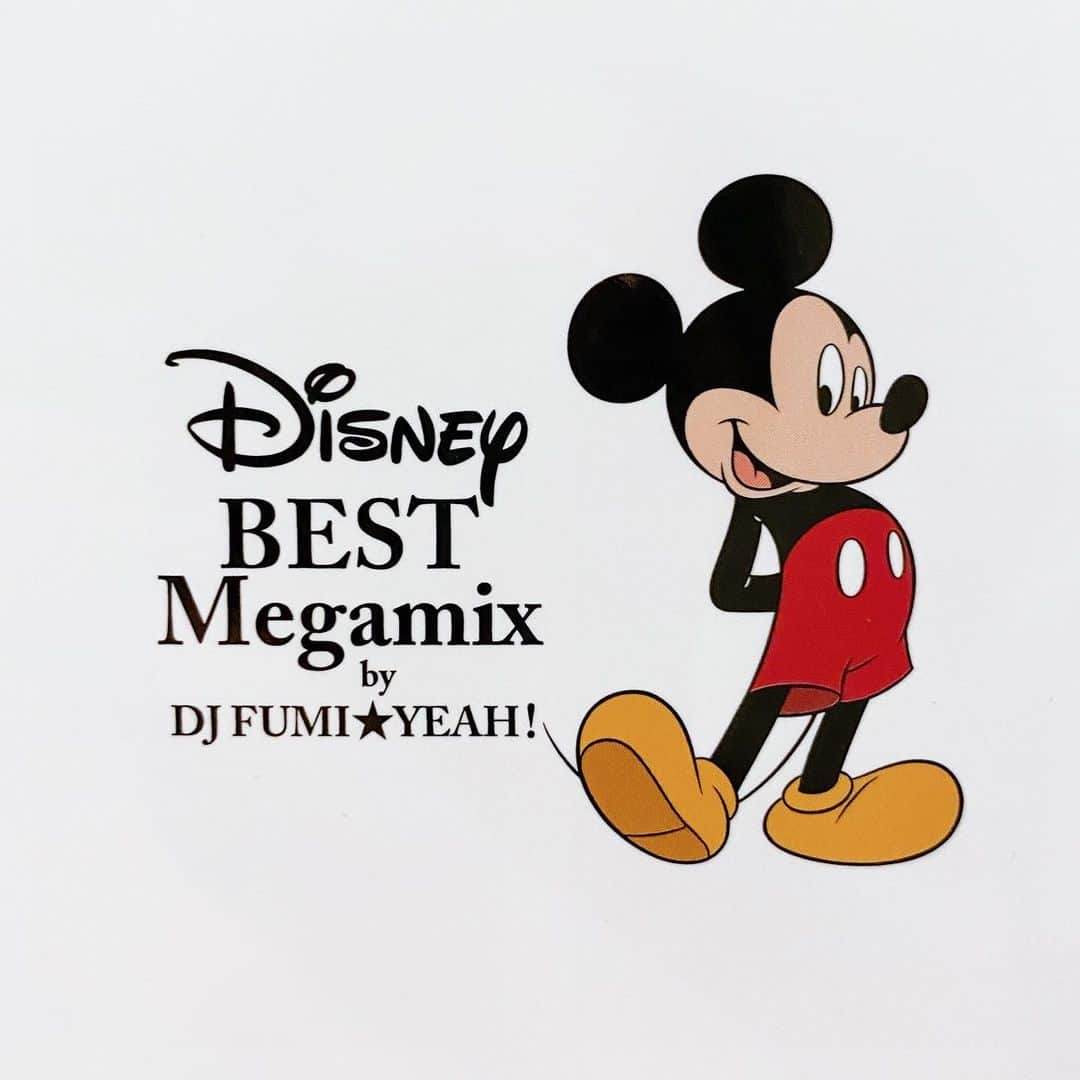 DJ FUMIのインスタグラム：「本日リリースされました🙌  Disney BEST Megamix by DJ FUMI★YEAH！  購入してくれたみんなありがとう🙏 宣伝してくれている方々も感謝です☺️布教ありがと  ちなみに、CD聞く環境ねーよ！って方、安心してください。デジタル配信もスタートしました👐もちろんCDと同じ内容なので、いますぐダウンロードお願いします👶笑  さらに、それとは別にこのミックスに収録された全40曲の音源がフルバージョンでも配信もされてます▼  Disney BEST Collection selected by DJ FUMI★YEAH!  白×金ジャケがノンストップミックス、黒×銀ジャケがコンピレーションでつ  皆さん引き続き宜しくお願いしまーす👻」