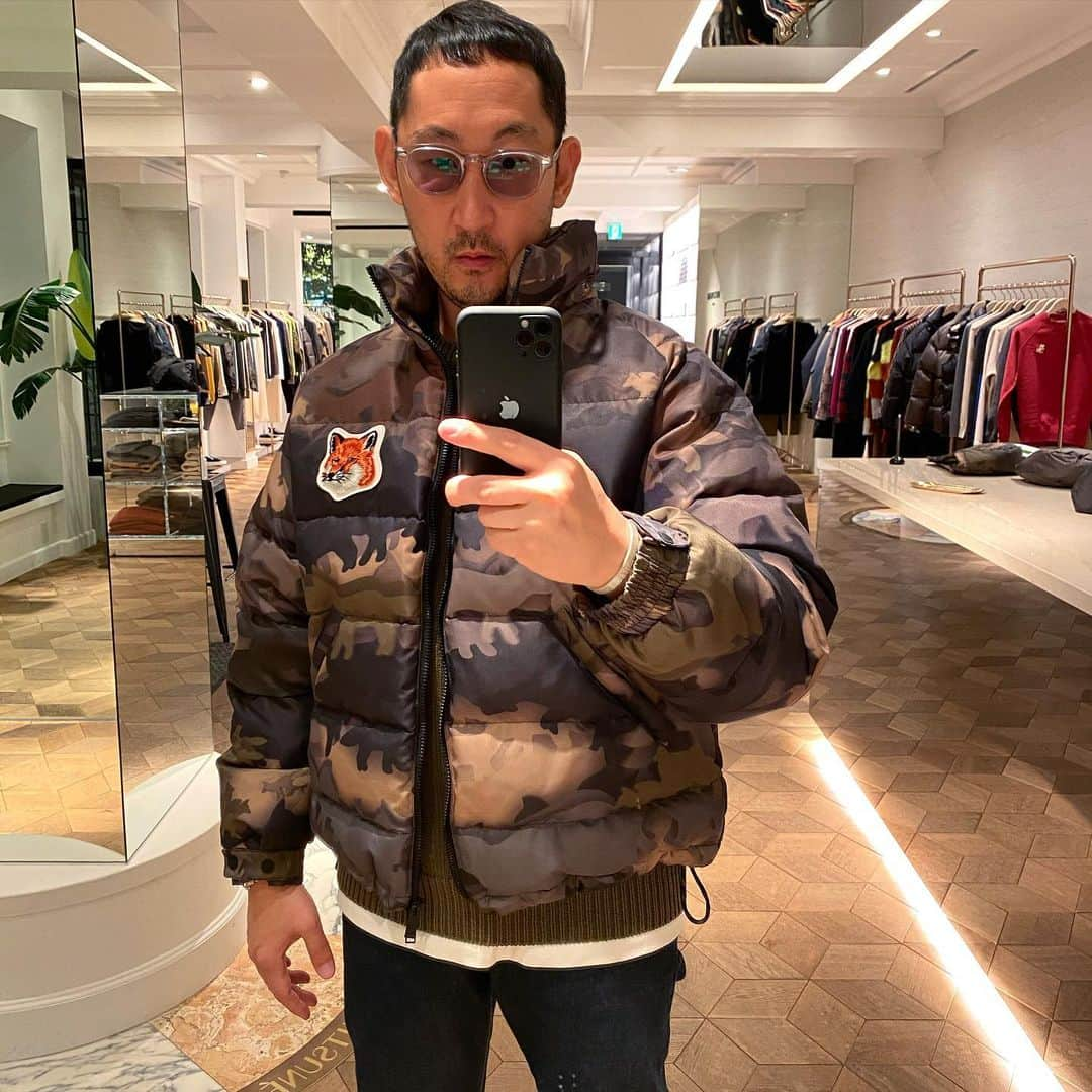 黒木理也のインスタグラム：「狐の迷彩いい感じ✌️🦊このダウンjktもジェンダーレスでーす #maisonkitsune fox camo jkt」