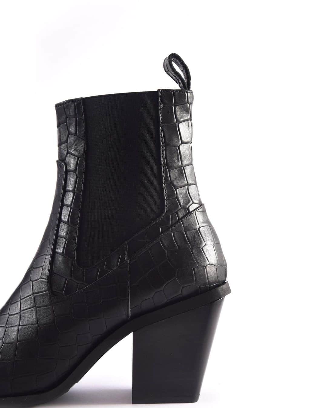ジャンカルロパオリのインスタグラム：「Reinventing the Chelsea Boot in a contemporary way. Black croco attraction. Discover more on @ giancarlopaoli.com  #GiancarloPaoli #Boots #FeminimeStaple #Woman」