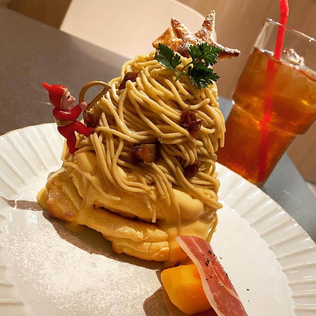 朝比奈京子（今井花菜）のインスタグラム：「WAGURI for X'mas 和栗のクリスマスツリーパンケーキ✨🎄 モンブランクリームと純生クリームそしてラム酒のアングレーズソースで上品なお味に❤️°ʚ(*´꒳`*)ɞ°. クリームの中にはパイと焼きメレンゲもありひと口ごとに違った食感が楽しめます✨ プロシュートの塩気も良いアクセントに！٩̋(ˊ•͈ ꇴ •͈ˋ)و とっても美味しかった〜💕(◍•ᴗ•◍)♡  レインボーパンケーキにて♪ #レインボーパンケーキ #パンケーキ #期間限定 #クリスマスパンケーキ #モンブラン #スイーツ #カフェ#池袋」