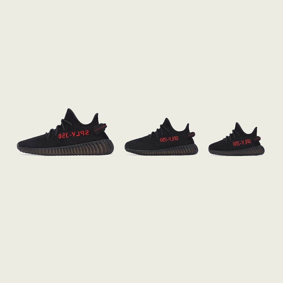 アトモスさんのインスタグラム写真 - (アトモスInstagram)「. 12/5(SAT)よりadidas YEEZY BOOST 350 V2 "BRED"が登場。 【YEEZY BOOST 350】のアップデートモデルとして発売された本作【YEEZY BOOST 350 V2】 初代モデルを忠実にリデザインし、adidas originals が誇る最先端のテクノロジーのプライムニット、BOOST FOAMを取り入れ、そこにカニエ・ウエストの確固たる美学が吹き込まれている。 今作はブラックを基本色に置き、サイドには反転した【SPLY-350】の赤文字が入る。 中央の特徴的なステッチに加え、YEEZY BOOST 350 V2では初となったヒールタブがあしらわれており、世界各国での熱狂と共に即完売した人気モデル。3年の歳月を経たファン待望の"BRED"の復刻。 . Adidas YEEZY BOOST 350 V2 "BRED" will be released on 12/5 (SAT). This work [YEEZY BOOST 350 V2] released as an updated model of [YEEZY BOOST 350] A faithful redesign of the original model, incorporating BOOST FOAM, the cutting-edge technology prime knit that adidas originals is proud of, infused with the firm aesthetics of Kanye West. In this work, black is used as the basic color, and the inverted red letters of [SPLY-350] are on the side. In addition to the characteristic stitching in the center, the YEEZY BOOST 350 V2 has the first heel tab, and it is a popular model that sold out immediately with enthusiasm around the world. A reprint of the long-awaited "BRED" by fans after three years. . #adidas #yeezy #yeezyboost #atmos #アディダス #アトモス」12月2日 19時00分 - atmos_japan