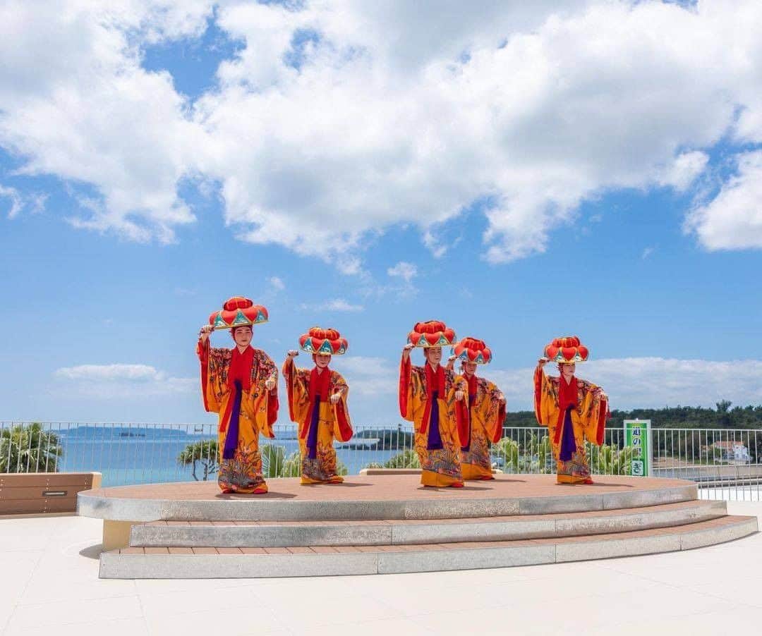 Be.okinawaのインスタグラム：「Absolutely splendid show under the blue sky and by the sea of Okinawa!  📍: Roadside Station Ginoza 📷: @triptoginoza Thank you very much for your wonderful photo!  Ryukyuan Dance was originally performed to entertain royal guests (envoys from China) during the Ryukyu Kingdom era. Therefore, the costumes are colorful and really elegant.  What else is worth noting is the movements of the performers and their subtle facial expressions.  Hold on a little bit longer until the day we can welcome you! Experience the charm of Okinawa at home for now! #okinawaathome #staysafe  Tag your own photos from your past memories in Okinawa with #visitokinawa / #beokinawa to give us permission to repost!  #琉球舞踊 #ryukyudance #류큐무용 #琉球舞蹈 #道の駅ぎのざ #宜野座 #GinozaVillage #michinoeki 　 #japan #travelgram #instatravel #okinawa #doyoutravel #japan_of_insta #passportready #japantrip #traveldestination #okinawajapan #okinawatrip #沖縄 #沖繩 #오키나와 #旅行 #여행 #打卡 #여행스타그램」