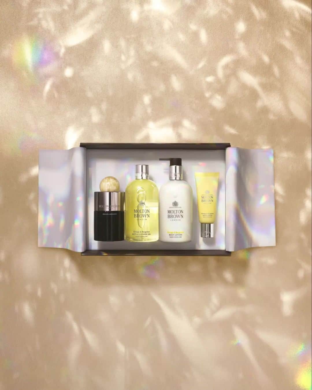 モルトンブラウンのインスタグラム：「Our stores in England are safely open again, and we're pleased to warmly welcome you back. Just in time for some festive shopping; stores will be offering a selection of services. Enjoy private shopping events, virtual shopping experiences and more. We're looking forward to seeing you again and uplifting your spirits in a safe environment.」