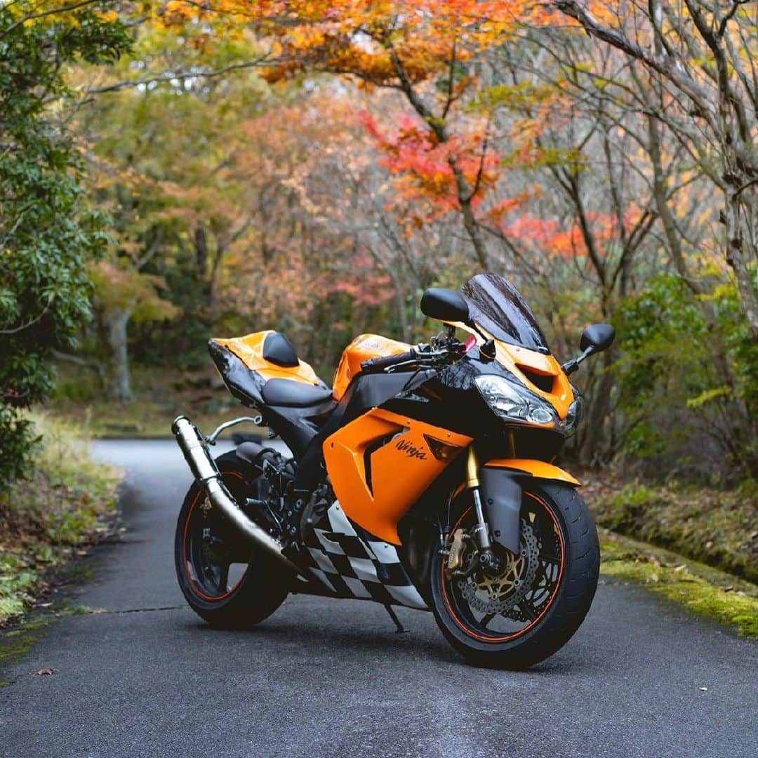 ISSYさんのインスタグラム写真 - (ISSYInstagram)「今年と去年。 #honda  #cbr1000rr  #yamaha  #r1  #kawasaki  #10r」12月2日 19時00分 - unione_issy