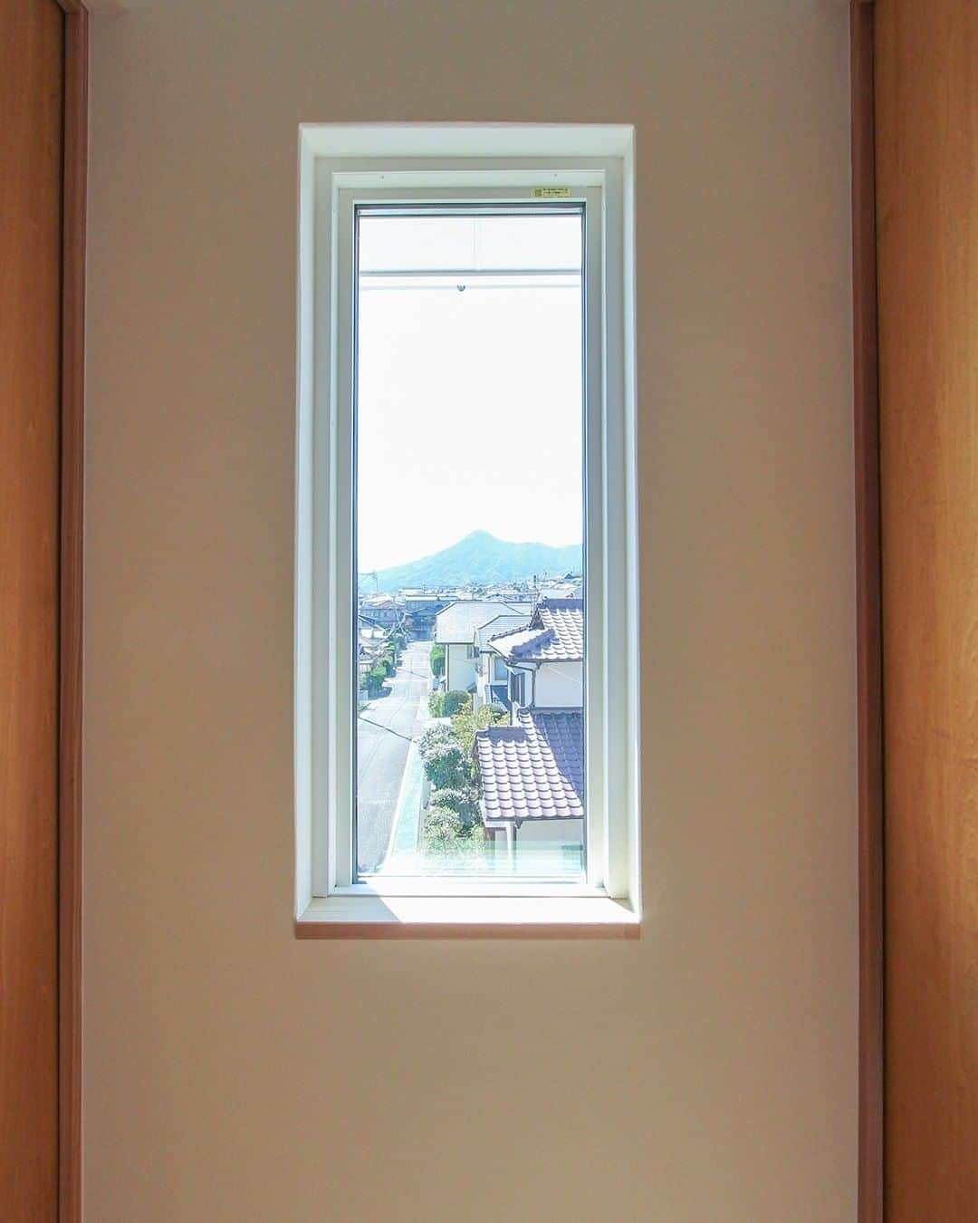 takanohomeさんのインスタグラム写真 - (takanohomeInstagram)「【リノベ／最新施工事例】 『拾六町の家』戸建てリノベ  風景を絵のように切り取る ピクチャーウインドウ。 以前の窓は、床までの高さがある 縦長の窓でしたが、 ここぞ！という部分を切り取る 窓へチェンジ！ より、風景が際立ちますね。  タカノホーム【リノベ】ホームページ 完工物件コーナーをチェック！ --------------------------------------------------- @takanohome --------------------------------------------------- プロフィール欄のURLをクリックして リンクリストの↓ 完工！リノベ「拾六町の家」から ご覧いただけます。  ※本日、水曜日は定休日のため、 いただいたお問い合わせやご予約の お返事は明日以降、順次対応いたします。  #タカノホーム #タカノホーム福岡 #takanohome #福岡 #新築 #注文住宅 #リノベーション #リフォーム #不動産 #工務店 #家 #家づくり #住まい #建築 #デザイン #木の家 #暮らし #インテリア #lifestyle  #house #home #architecture #design #myhome #interior #住宅 #借景 #ピクチャーウインドウ #ルームツアー #ホームツアー」12月2日 19時00分 - takanohome