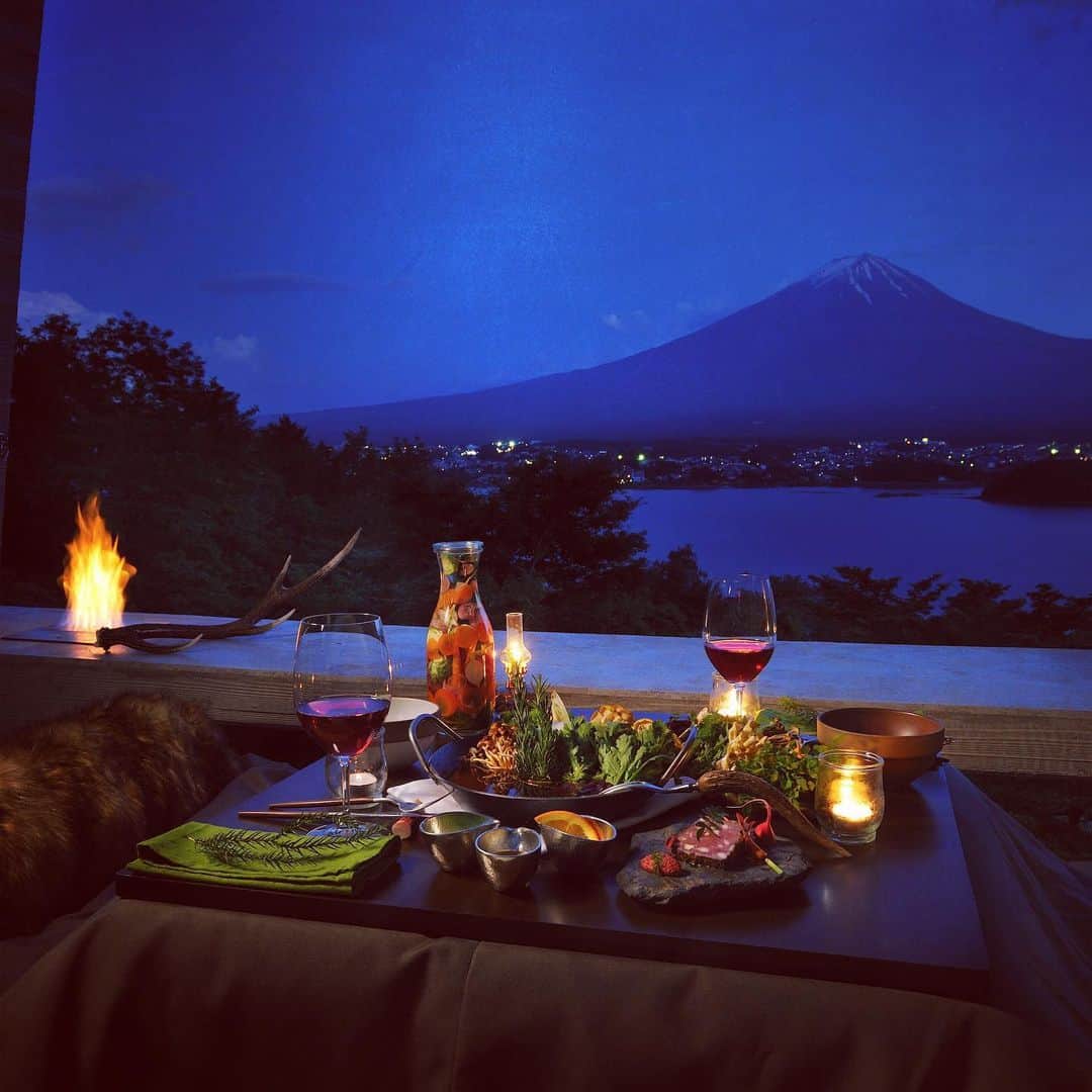 HOSHINOYA｜星のやのインスタグラム：「Have a special time at your cabin terrace outside. #hoshinoyafuji #fuji #mtfuji #fujisan #glamping #hoshinoya #hoshinoresorts #shabushabu 星のや富士 #富士山 #グランピング #星のや #星野リゾート」