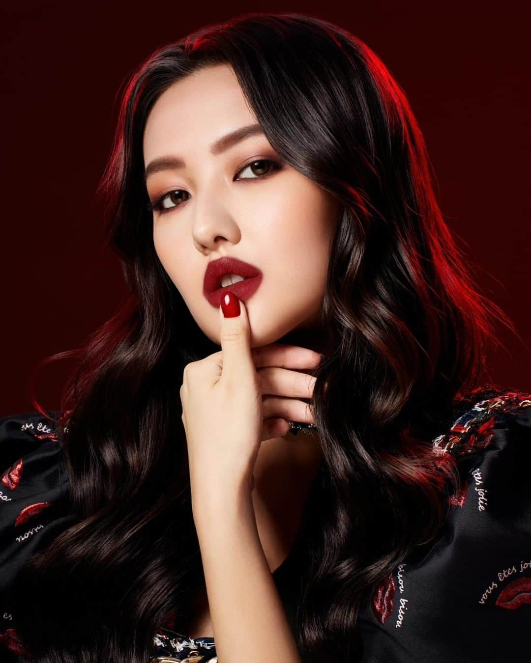 M·A·C Cosmetics Hong Kongさんのインスタグラム写真 - (M·A·C Cosmetics Hong KongInstagram)「就算紅唇，都要與別不同 💋 本季亞洲最高討論度唇色，亦係LISA最愛— 空氣絲霧唇釉 994 #MakeLoveToTheCamera 演繹F/W2020經典流行豐唇妝，同雙唇向全世界展示你嘅非凡性格同氣質！ 配上微醺眼妝，讓你魅力全開, 勢不可擋! 🔥  密切留意由#全妝霸主 為你精心準備嘅精彩內容，讓你全面愛上彩妝，全面自信真我！  Let's Celebrate！立即參與年末妝藝盛典，帶走專屬你嘅妝品! ✨  🛒4-31/12門市限定禮遇： 美妝必備買2享3：購買兩件指定皇牌妝物，即可免費獲得指定彩妝產品！ 💻 1-15/12 官網限定禮遇： - 凡購物2支#子彈唇膏，即送你#妝前唇霜 - 凡購買任何眼影, 即送你217眼影掃 - 凡購買任何彩妝滿$480, 即送你三支秋冬大熱紅唇 #子彈唇膏組合   Product Mentioned: Face: Studio Fix Foundation #霧鏡粉底 - HK$360 Eyes: Art Library 時尚專業12色眼影盤 in #Flameboyant - HK$520 Dual Dare All Day Waterproof Liner 極黑防水雙頭眼線筆 - HK$200 Cheeks: Mineralize Blush in #WarmSoul 礦物空氣感胭脂 - HK$240 Lips: Power Kiss Liquid Lipcolour 空氣絲霧唇釉 in #MakeLoveToTheCamera - HK$200 Lip Pencil in #Burgundy 造型唇線筆 - $160 Makeup designed by @flamesoul @caroltsuimac @ooceanmac @sofayemac @sharonkammac @mcherrymac #全妝霸主 #MACHongKong   Stay UNIQUE with CLASSIC RED 💋 As the buzzing lipstick shade of the year (and Lisa's fav too!), Powder Kiss Liquid Lipcolour in 994 #MakeLoveToTheCamera is the staple for bringing F/W2020 “CLASSIC” trend to life. You can show off your confidence and attitude without fuss! Time to heat up the scene when you step on that red carpet 🔥  Watch this space for the Ultimate Makeup Lookbook prepared by M·A·C, where we bring you the latest trends and updates, so you will fall in love with makeup even more!  Let's Celebrate and express yourself limitlessly! ✨ 🛒 4-31/12 In-Store Exclusive Offer： Purchase 2 selected best-selling proudcts to receive a 3rd selected makeup item for free! 💻 1-15/12 Online Exclusive Offer： - Buy 2 Lipsticks to receive a Prep+Prime Lip for free! -  Purchase any eye palette to receive a free 217 Brush -  Upon spending $480, you'll receive a complimentary Lip Trio Kit」12月2日 19時01分 - maccosmeticshk