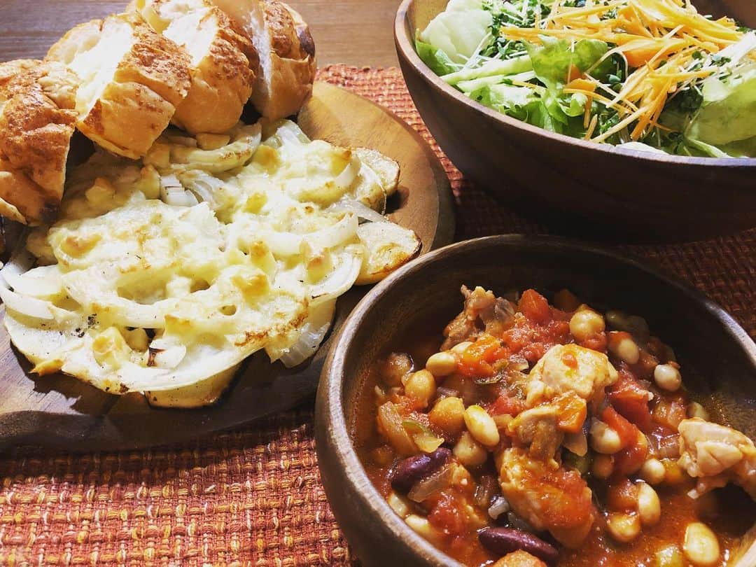 篠原信一のインスタグラム：「料理名がわからない😅 料理名は何だ❓ 豆、ニンジン、玉ねぎ、ピーマン、鶏肉をトマト煮と、じゃがいも玉ねぎチーズ焼きを薪ストーブで😁 #薪ストーブ  #薪ストーブのある暮らし  #薪ストーブクッキング #豆のトマト煮 #じゃがいもチーズ」