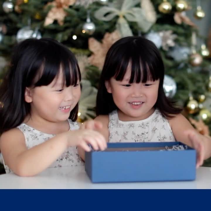 MOMOツインズのインスタグラム：「Because Christmas is more a season of giving than receiving, especially to those who are less fortunate and might not get gifts this holiday season. UOB is partnering with local charity @newlifestories to share the joy this Christmas!   From now till 15 Dec, simply contribute by purchasing a gift - it can be books, toys or vouchers - through the various partners on uob.com.sg/xmas/#gift-for-good (link in bio).   UOB will be matching the donations dollar-for-dollar, capped at S$80K. These donations will support the Early Reader Programme for children under New Life Stories to help them break out of the poverty cycle.   We can all do our part in little ways to give these kids some joy this Christmas❤️   @uobgroup @mendontgetit   #UOBGiftForGood #GivingWeekSG #UOBHeartbeat #KeepTheGoodGoing #sp」