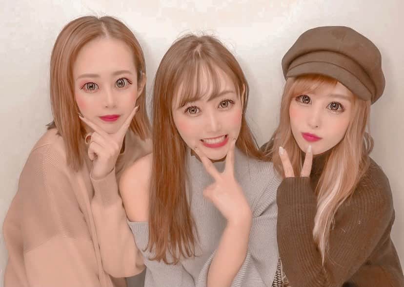 のインスタグラム：「3人が同い年って知ってた？🥰  #burlesque#burlesqueosaka#osaka #バーレスク#バーレスク大阪#大阪」