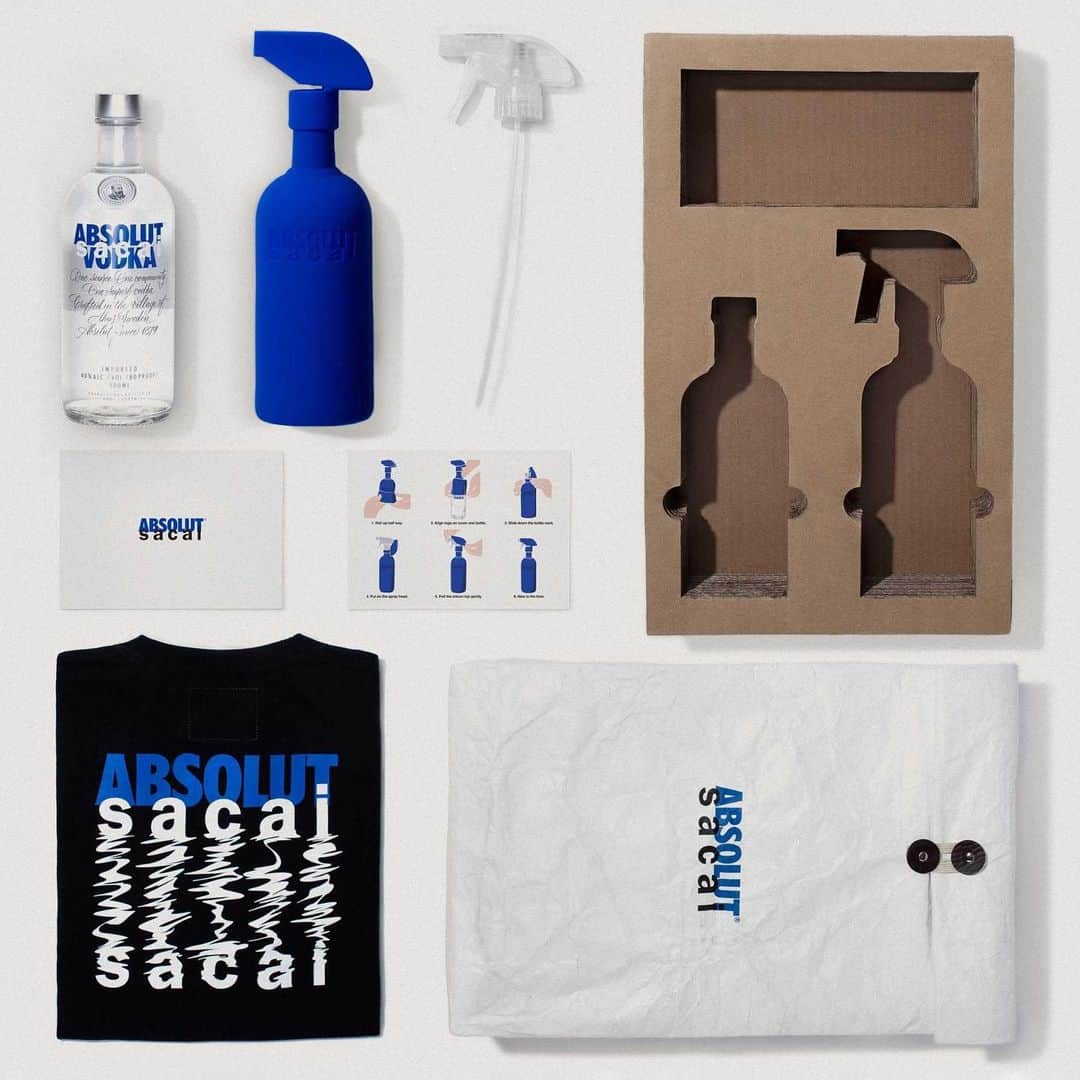 HYPEBEASTさんのインスタグラム写真 - (HYPEBEASTInstagram)「@absolutvodka has teamed up with @sacaiofficial on a limited edition collaborative bottle set. Centered around advocating a reduce, reuse, recycle lifestyle, the collaboration includes a simply co-branded bottle design and an accompanying reusable spray nozzle with a silicone sleeve to be refilled for any and every purpose. It also comes with a covering in absolut’s signature blue with subtle debossed branding to encase the 500 mL glass bottle, as well as a matching T-shirt. The set is limited to just 500 and is yet to receive an official release date. ⁠⠀ Photo: absolut」12月2日 19時02分 - hypebeast