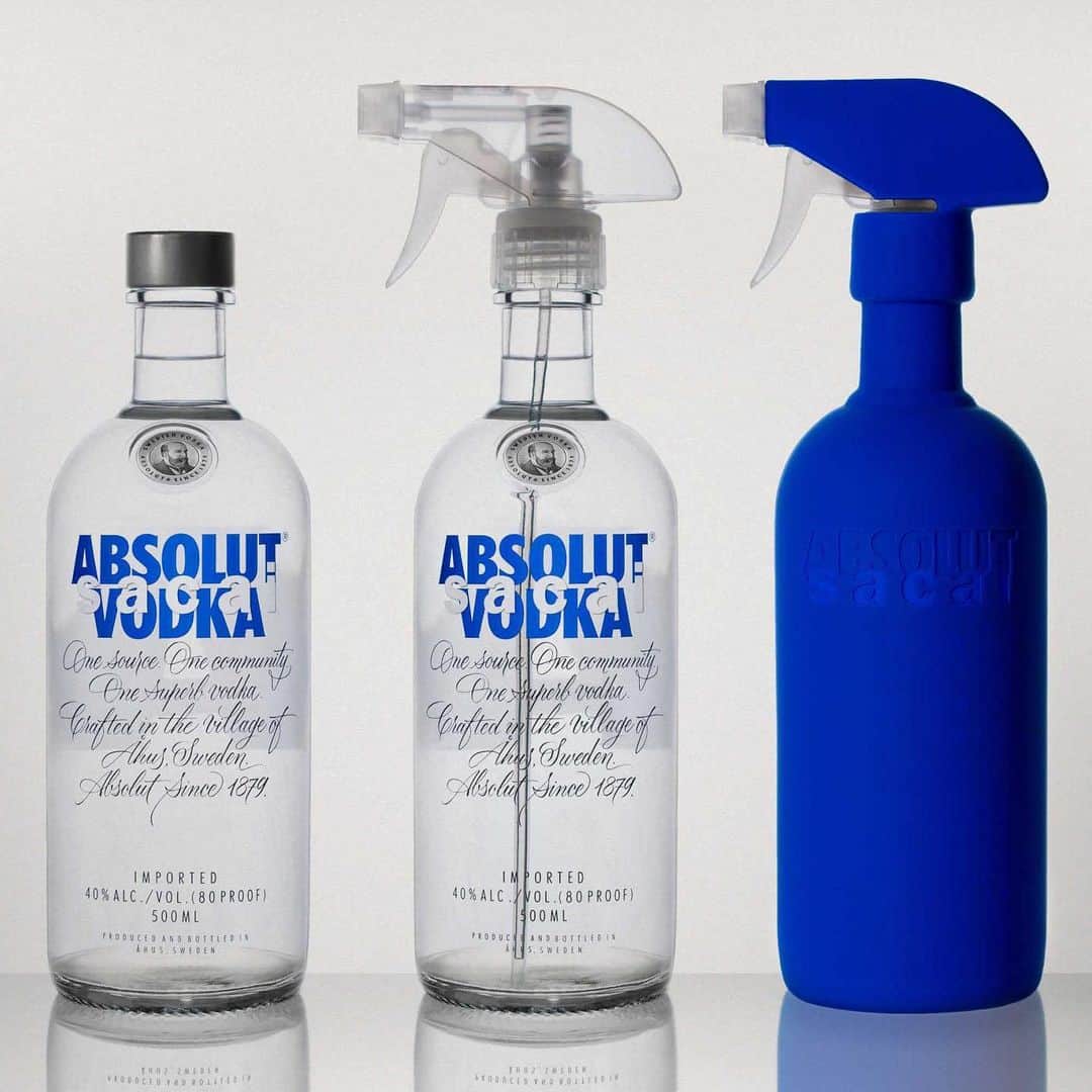 HYPEBEASTさんのインスタグラム写真 - (HYPEBEASTInstagram)「@absolutvodka has teamed up with @sacaiofficial on a limited edition collaborative bottle set. Centered around advocating a reduce, reuse, recycle lifestyle, the collaboration includes a simply co-branded bottle design and an accompanying reusable spray nozzle with a silicone sleeve to be refilled for any and every purpose. It also comes with a covering in absolut’s signature blue with subtle debossed branding to encase the 500 mL glass bottle, as well as a matching T-shirt. The set is limited to just 500 and is yet to receive an official release date. ⁠⠀ Photo: absolut」12月2日 19時02分 - hypebeast