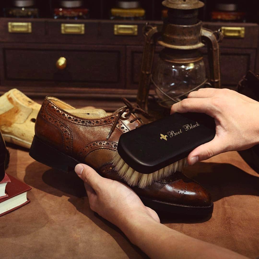 bootblack_officialさんのインスタグラム写真 - (bootblack_officialInstagram)「Boot Black Horsehair Brush. Superior quality, delicate polishing brush produced by a Japanese traditional brush manufacturer “Edoya”.  #columbus#bootblack#shoecare#shoeshine#shoepolish#shoegazing#shoestagram#mensshoes#mensfashion#leathershoes#madeinjapan#japanmade#horsehair#bristle#brush」12月2日 19時03分 - bootblack_official