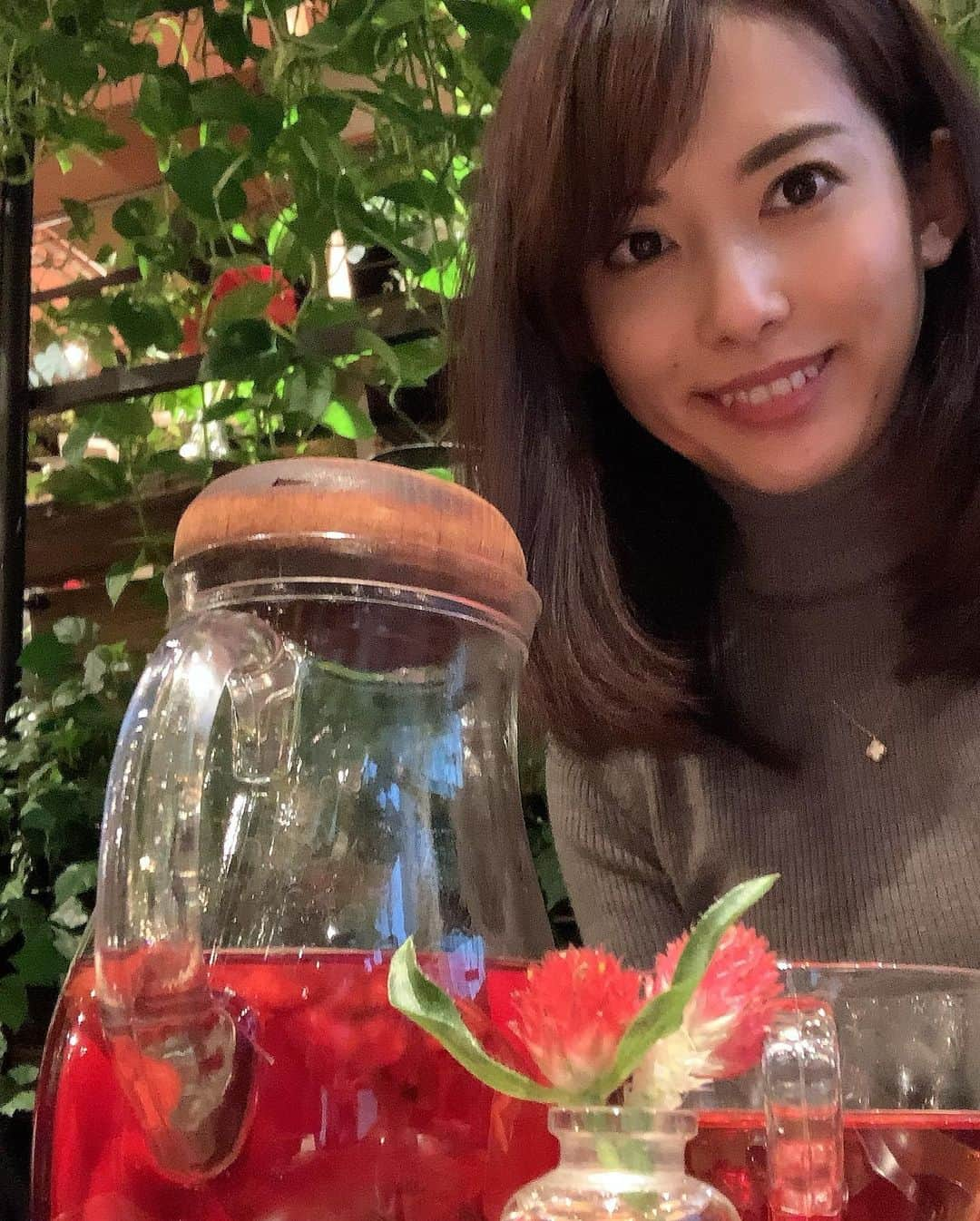 早川茉希さんのインスタグラム写真 - (早川茉希Instagram)「Hello December💐  仕事の合間に寄った @aoyamaflowermarket のカフェ🌼  お花に囲まれて読書すると幸福度高いなぁ💐 紅茶とお花のいい香りに癒されます💞  さぁ、今年も残り1カ月！！ 早いですね😂  今週末は、ワンキャリアスーパーLIVEです🎤 企業研究しながら、私も勉強中✏️🧐  一日一日を有意義に過ごすぞ🥰  #hellodecember #flowers #flowerstagram #teatime☕️ #cafestagram #cafe #青山フラワーマーケットティーハウス #表参道 #表参道カフェ #表参道カフェ巡り #カフェ好きな人と繋がりたい #至福の時間 #カフェ巡り #お花のある暮らし #お花屋さん #💐 #🌼」12月2日 19時18分 - maki_hayakawa