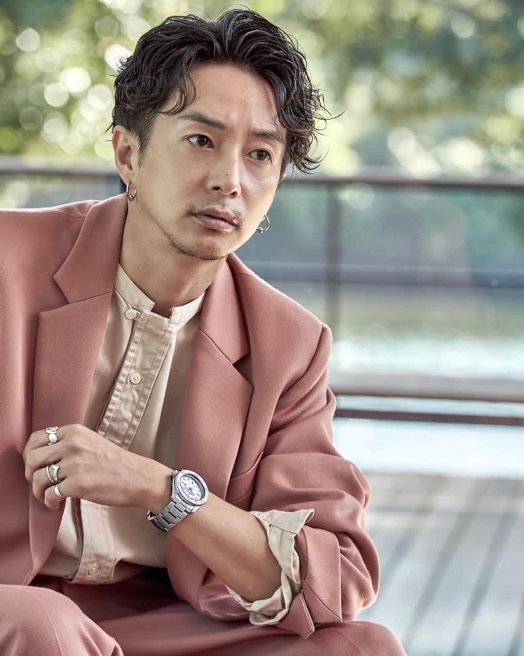 のインスタグラム：「⌚️Seiko 5 Sportsの代表モデルをSHIMA原宿のアートディレクターであり、ヘアメイクアップアーティストである、奈良裕也が着用。ヘアメイクという身嗜みのプロとしての視点から、またファッション好きの視点からも、その魅力を語ってもらった。特集記事全文はMasteredにて👩‍💻✔︎  @yuyanara @seikowatchjapan @seikowatchofficial @seiko5sportsofficial #seiko #seiko5sports #watch #everythingmastered #セイコー #⏰」