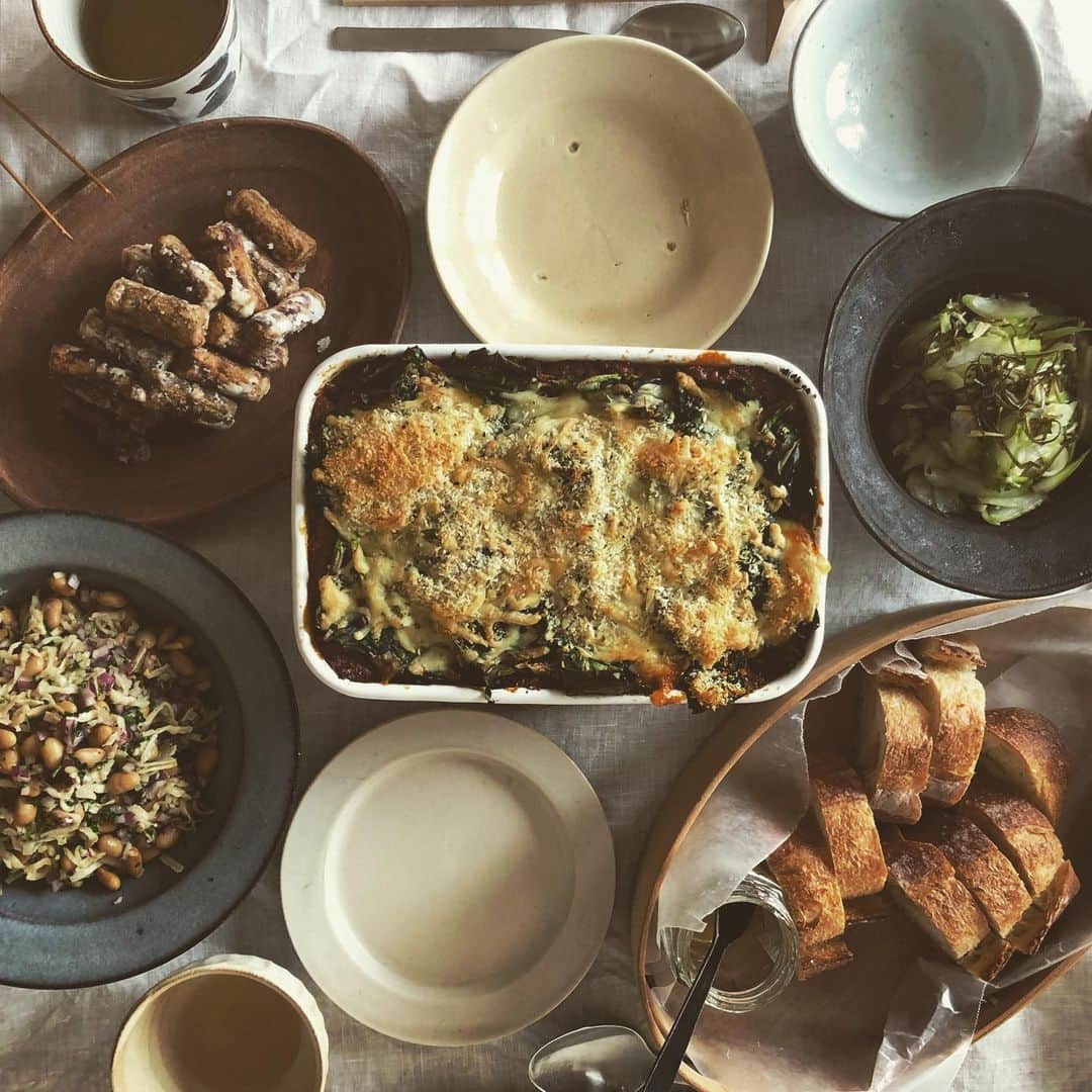 のインスタグラム：「【11月もありがとうございました！と色々お知らせ】  11月の教室が先日無事に終わりました。また急に心配な世の中になり、10月から更に感染症対策を行いながらの開催になりましたが、アクリル板やパーテション立てたりにもみなさんご協力いただきとても助かりました。。  今年はあまり派手にクリスマスパーティーは出来なそうだなぁと思って、なるべく日常的かつほんのりクリスマスなメニューにしましたが、とても気に入ったレシピができたのでなんだか良かったなと思っています。  12月はキムチ教室と、12月後半には瓶詰め教室を行う予定です。 今年は年末年始帰省しない方も多いだろうし、ちょっとしたお料理のアクセントになるような調味料や年末年始のおつまみになるようなものを作ろうと思っています。 こちらはひたすら唐辛子を切ったり、フードプロセッサーにかけたりの作業なので、自宅での教室のみの予定です。こちらのお知らせはまた改めて。。  オンラインキムチ教室の日程は明日お知らせ致します！  色々お待たせばかりすみません。。🙇‍♀️🙇‍♀️  #料理教室　#オンライン料理教室　#夏井景子」