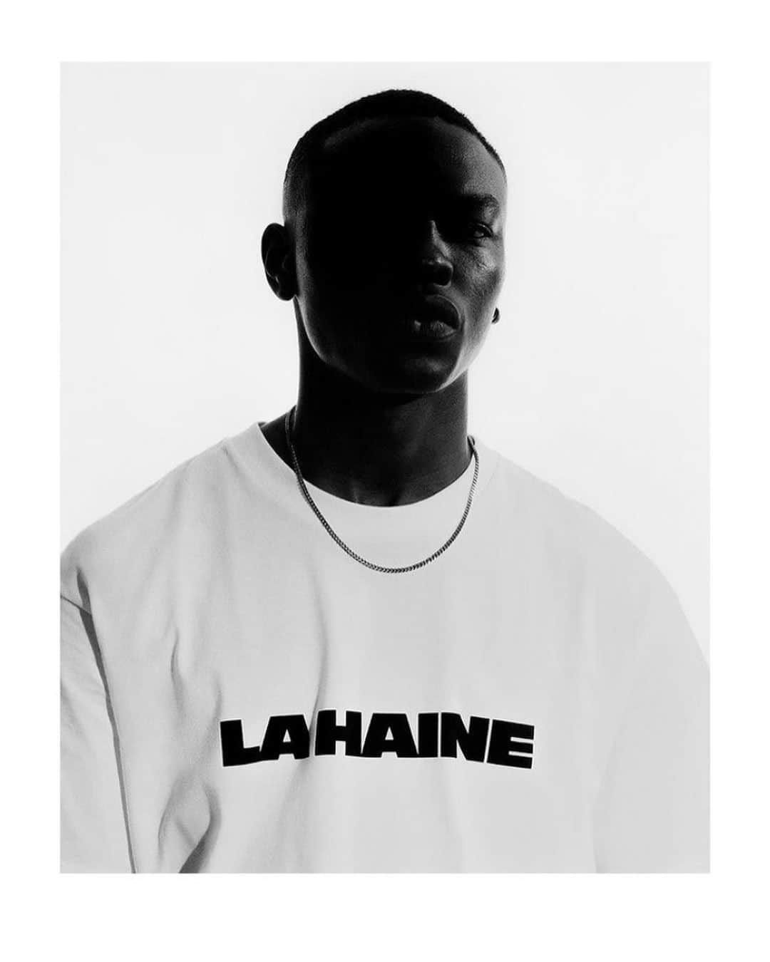 カーハートのインスタグラム：「Carhartt WIP for La Haine 25th Anniversary.﻿ 05/12/2020﻿ ﻿ To celebrate the 25th anniversary of the release of the iconic French film La Haine, Carhartt WIP has created an exclusive capsule collection in collaboration with its creator and director Matthieu Kassowitz.﻿ ﻿ Available at Carhartt WIP Stores and online from Saturday, December 5th.﻿ ﻿ ﻿フランス映画「La Haine(憎しみ)」のリリース25周年を記念して、Carhartt WIPは監督のMatthieu Kassowitzと共同でカプセルコレクションを作成しました。完全に白黒で撮影された独創的なこの作品は、パリ郊外のBanlieues(移民が多い、貧しい公営住宅地帯）を舞台に三人の移民青年の一日をリアルに描いた作品。カンヌ国際映画祭監督賞やヨーロッパ映画賞の新人賞などを受賞した。 ﻿ Carhartt WIP for La Haine 25th Anniversaryコレクションの日本での発売は、12月5日(土)から全国のCarhartt WIP Store及びOnline Storeでリリース致します。﻿是非ご期待ください。﻿ ﻿ 📷 @tomkleins ﻿ #CarharttWIP #LaHaine」