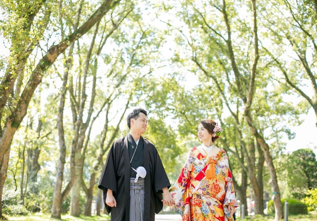 京都神社婚のインスタグラム：「京都神社婚は、衣装・着付け・ヘアメイク・当日のアテンド・写真撮影およびデータ・アルバムなど必要なものを全てセットで含んだサービスです◎ ・ 全てセットに含まれているため、予想外の追加料金はかかりません◎ 休日料金やハイシーズン料金もありません◎ ・ フォトスタジオが運営するプランですので、 お写真も高い品質のものをカタチに残していただけます◎ ・ 情勢の影響により、ご親族様との少人数での挙式をご検討されている新郎新婦様も多くいらっしゃると思います ・ 何から準備を進めるかなどわからないことも、まずはお気軽に、挙式のこと、ご相談ください◎ ・ ・ ・ ・ #Kyoto#京都#Japan#和装#着物#白無垢#京都神社婚#和婚#神前式#神社挙式#結婚式#結婚#wedding#ウェディング#ブライダル#bridal#bride#結婚準備#結婚式準備#花嫁準備#プレ花嫁#花嫁#instawedding#幸せ#weddingphotographer#撮影#スタジオゼロ」