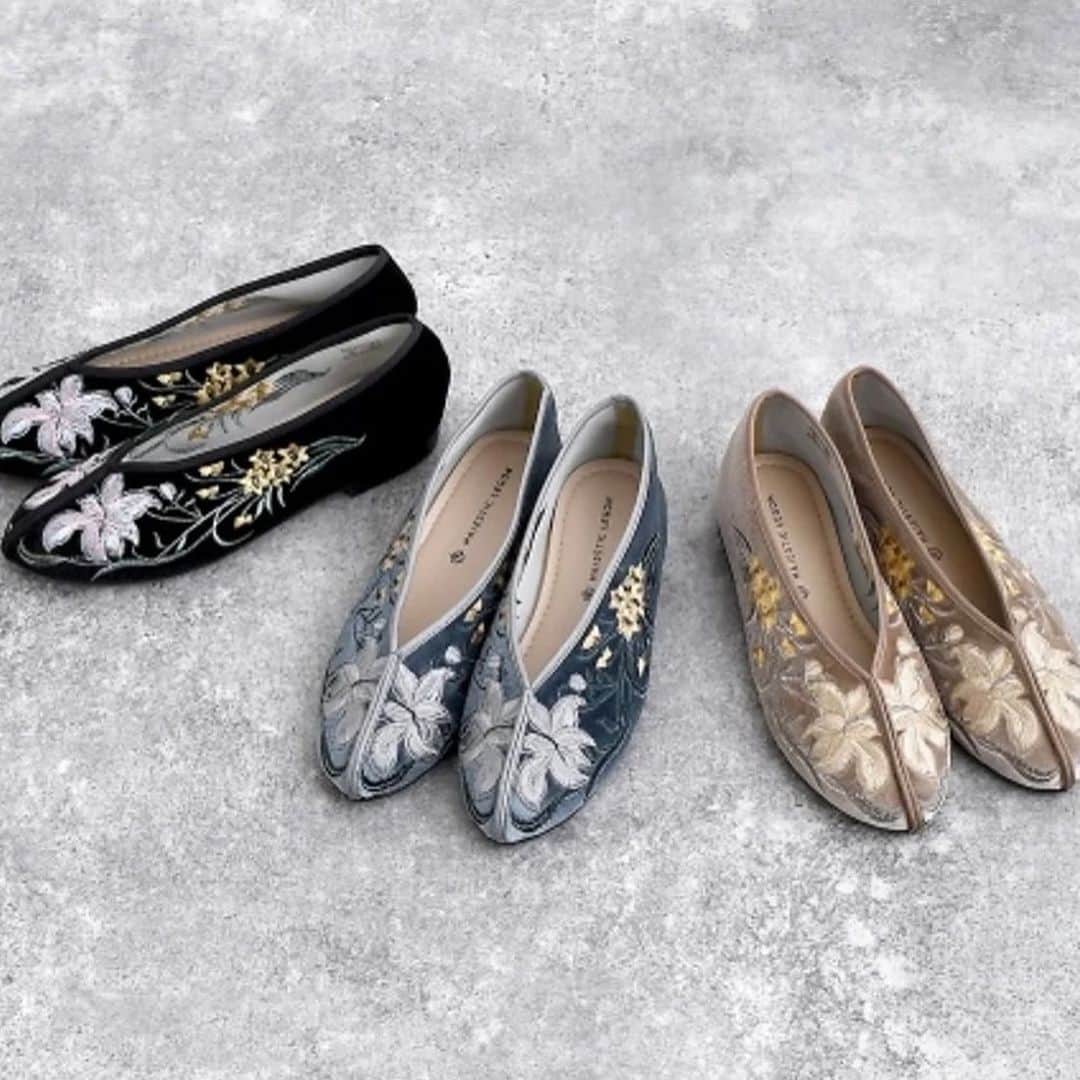 FASHIONWALKERさんのインスタグラム写真 - (FASHIONWALKERInstagram)「.🥠﻿ ﻿ じわじわきているトレンド靴“チャイナシューズ”﻿ ﻿ チャイニーズ風の刺繍を使った フラットシューズがこの冬トレンド。﻿  日本ではあまり見かけない斬新なデザインだけど﻿オシャレさんの間では既にブームとなっている注目株。﻿履くだけで一気に足元を華やかに見せてくれ、こなれアイテム間違いなしです✨﻿ ﻿ #チャイナシューズ﻿ #刺繍﻿ #台湾刺繍﻿」12月2日 19時15分 - fashionwalker_official