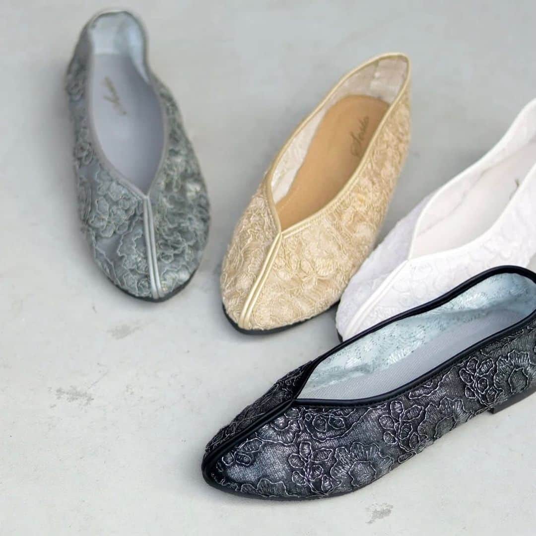 FASHIONWALKERさんのインスタグラム写真 - (FASHIONWALKERInstagram)「.🥠﻿ ﻿ じわじわきているトレンド靴“チャイナシューズ”﻿ ﻿ チャイニーズ風の刺繍を使った フラットシューズがこの冬トレンド。﻿  日本ではあまり見かけない斬新なデザインだけど﻿オシャレさんの間では既にブームとなっている注目株。﻿履くだけで一気に足元を華やかに見せてくれ、こなれアイテム間違いなしです✨﻿ ﻿ #チャイナシューズ﻿ #刺繍﻿ #台湾刺繍﻿」12月2日 19時15分 - fashionwalker_official