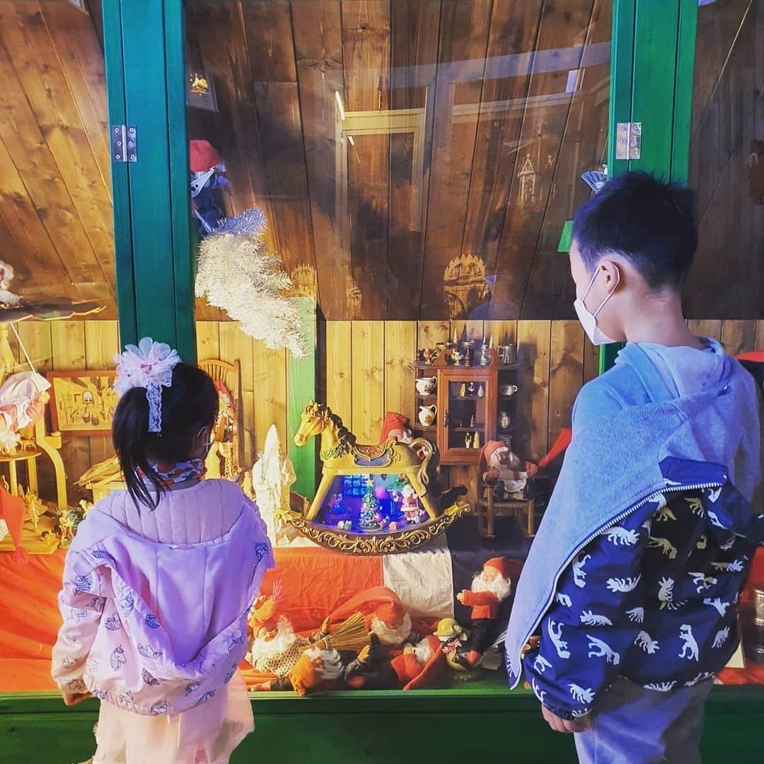 チョン・ダへさんのインスタグラム写真 - (チョン・ダへInstagram)「온라인 수업 후 자꾸 패드로 뭘 볼라고 해서 오랜만에 밖으로🏃‍♀️🏃‍♀️  크리스마스 트리도 볼 겸 찾은 크리스마스 박물관 아기자기 하군요~~  우리 애들은 두더지 잡기를 좋아하는데.... 못 잡음..😅 (두더지가 너희를 잡겠당~🤣)  이상과 현실의 괴리를 두더지 잡기로 배우는 중ㅋㅋ  #딸래in제주 #제주도민 #엄마는펀치좋아해  #두더지를잡으라굿 #두더지가다도망가쏘 #크리스마스박물관」12月2日 19時20分 - ddallae