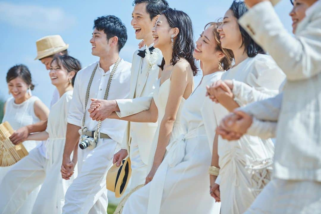 ARLUIS WEDDINGさんのインスタグラム写真 - (ARLUIS WEDDINGInstagram)「. 「いつも通り」がなくなり、 大切な人を思う気持ちに改めて気づくことができたから。 . 一生に一度のこの瞬間は やっぱり愛する人と一緒に笑いたい。 . 心地よい風と、 愛するみんなの笑顔に包まれて . #結婚式を楽しもう  . 2020年はこれまでの日常が変わり、人との付き合い方など生活の様式が変わる年となりました。 . 一方で、本当に大切な人を大切に思う気持ち、そして会って幸せを共有すること… . 今だからこそ“愛する人”の尊さをより感じた方が多かったのではないでしょうか。 .  アールイズ・ウエディングでは、“愛する人”たちと「心の底から結婚式を楽しんでいただきたい」、「一生に一度の忘れられない旅にしてほしい」と考え、2021年沖縄全チャペルにて『結婚式を、楽しもう。』をテーマにリニューアル・商品アップデートをいたします。  . このアカウントでも、リニューアル情報などアップしていきますので、お楽しみに。 . . #アールイズウエディング  #arluiswedding  #アールイズ花嫁  #愛するみんなと行く」12月2日 19時20分 - arluiswedding