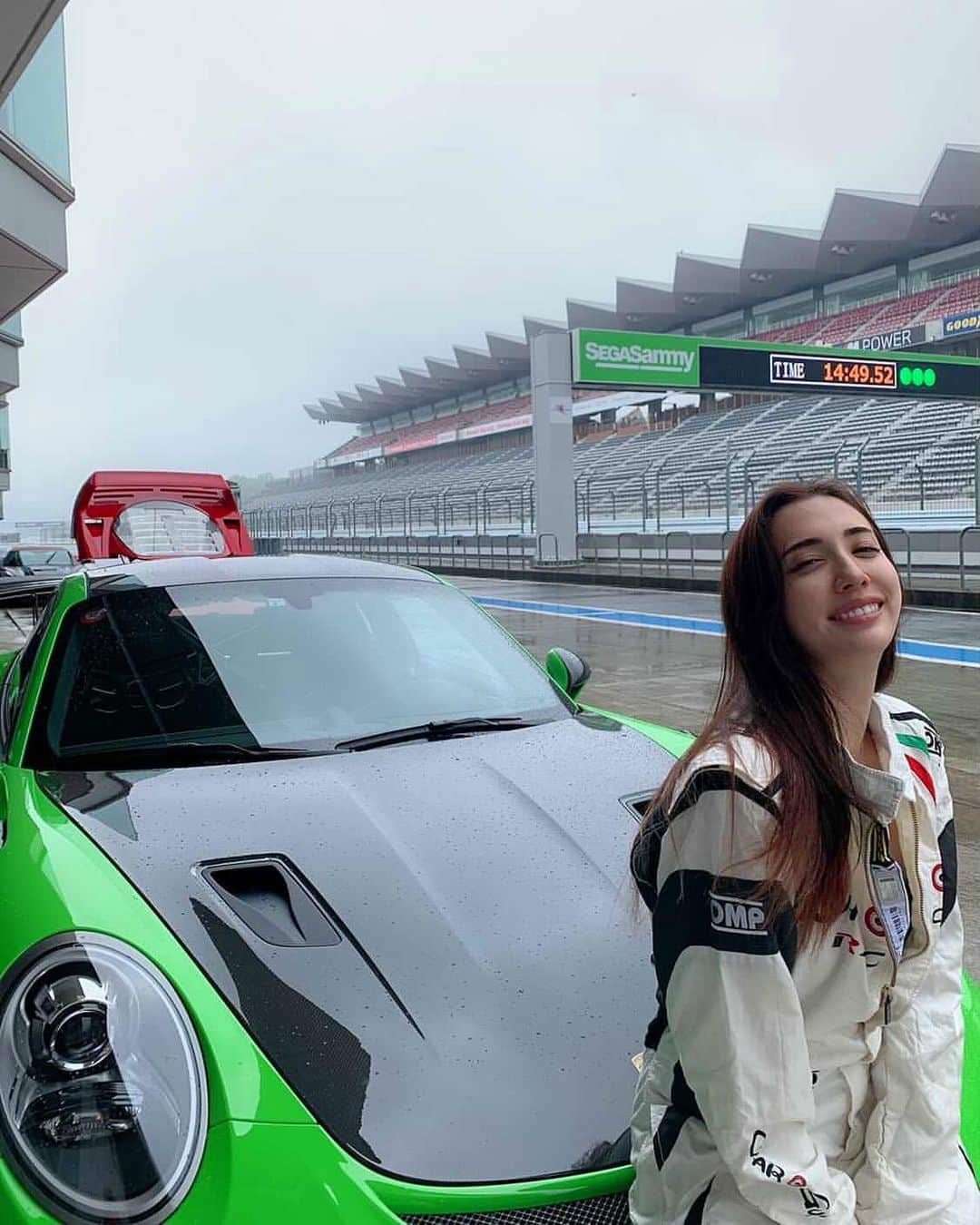 眞木美咲パメラさんのインスタグラム写真 - (眞木美咲パメラInstagram)「🏎🚤 I pass the test for a FISCO racing license and a boat license this summer.🙌🏻  今年の夏、一級小型船舶操縦免許🛥と 富士スピードウェイのFISCOレーシングライセンス🏎のふたつの資格をとりました😚  スキューバダイビングのインストラクター試験を受けてから船舶免許はずっと欲しくて、すーごく時間経っちゃったけどこの夏やっと取得しました🙌🏻  エンジンの仕組み覚えるのと海図書くのがもう本当に大変だった😱 天気図とか季節によっての風向きとか最初ちんぷんかんぷんで☀️☔️☁️ 計算もいっぱいあって久しぶりにみっちり勉強しました😑  船操縦してその写真載せたかったんだけど天気だったりいろいろあってまだ機会がないので先に報告だけ🤗  そしてFISCOレーシングライセンス❕ 最初は怖かったけど直線で250キロも出せた😳 もう爽快⚡️最高でした✨  私は普通の車で行ったんだけどサーキットにすごい車がたくさん並んでたのでお願いして乗せてもらいました😋  緑のがポルシェで 他はフェラーリ、F40 あとマクラーレン720s あとランボルギーニのウラカン に乗せてもらったよ！ フェラーリ以外は運転もした😋 私車全然詳しくないけど好きな人いるかもと思ってメモしときました👍🏻 私AT免許だけどMT免許欲しくなっちゃった  レースとかもしてみたいと思ってきたなぁ😚 茂木に取材行かせてもらったときからロッシ好きだったからうわぁぁロッシの世界だぁって終始感激してました✨ あーめちゃくちゃ楽しかった🧡  彼みたいな乱暴な運転はもちろん出来ないけどね😂  自分でサーキット運転してみてからレース観るとまた全然違いそう😱🧡  楽しみ✨ 船舶の写真はまたいつかのお楽しみで😘  ファンクラブのブログできちんと書いたけどこちらでもお知らせでした💁🏻‍♀️  #富士スピードウェイ #小型船舶免許 #Porsche #racinglife #love #throwbackpic」12月2日 19時21分 - pamypamypamy