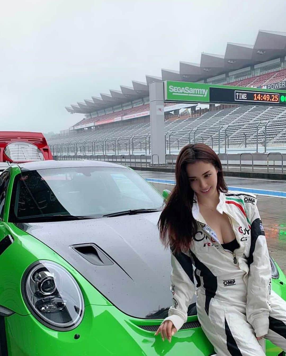 眞木美咲パメラさんのインスタグラム写真 - (眞木美咲パメラInstagram)「🏎🚤 I pass the test for a FISCO racing license and a boat license this summer.🙌🏻  今年の夏、一級小型船舶操縦免許🛥と 富士スピードウェイのFISCOレーシングライセンス🏎のふたつの資格をとりました😚  スキューバダイビングのインストラクター試験を受けてから船舶免許はずっと欲しくて、すーごく時間経っちゃったけどこの夏やっと取得しました🙌🏻  エンジンの仕組み覚えるのと海図書くのがもう本当に大変だった😱 天気図とか季節によっての風向きとか最初ちんぷんかんぷんで☀️☔️☁️ 計算もいっぱいあって久しぶりにみっちり勉強しました😑  船操縦してその写真載せたかったんだけど天気だったりいろいろあってまだ機会がないので先に報告だけ🤗  そしてFISCOレーシングライセンス❕ 最初は怖かったけど直線で250キロも出せた😳 もう爽快⚡️最高でした✨  私は普通の車で行ったんだけどサーキットにすごい車がたくさん並んでたのでお願いして乗せてもらいました😋  緑のがポルシェで 他はフェラーリ、F40 あとマクラーレン720s あとランボルギーニのウラカン に乗せてもらったよ！ フェラーリ以外は運転もした😋 私車全然詳しくないけど好きな人いるかもと思ってメモしときました👍🏻 私AT免許だけどMT免許欲しくなっちゃった  レースとかもしてみたいと思ってきたなぁ😚 茂木に取材行かせてもらったときからロッシ好きだったからうわぁぁロッシの世界だぁって終始感激してました✨ あーめちゃくちゃ楽しかった🧡  彼みたいな乱暴な運転はもちろん出来ないけどね😂  自分でサーキット運転してみてからレース観るとまた全然違いそう😱🧡  楽しみ✨ 船舶の写真はまたいつかのお楽しみで😘  ファンクラブのブログできちんと書いたけどこちらでもお知らせでした💁🏻‍♀️  #富士スピードウェイ #小型船舶免許 #Porsche #racinglife #love #throwbackpic」12月2日 19時21分 - pamypamypamy