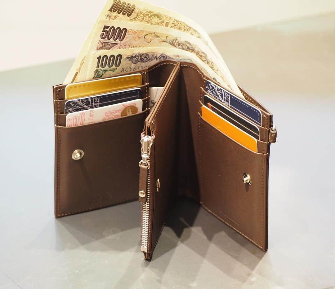 のインスタグラム：「【Recommend item】 〈PORTER×B印 YOSHIDA〉 "鼎(かなえ)" WALLET ・ ひとつのアイテムに異なる質感のレザーを使用したクラス感溢れるレザーコレクション「鼎（カナエ）」。 ・ シリーズ名の意味する『三者共存』を最も象徴したカードケースです。 しなやかなカーフ、光沢感に富んだガラスレザー、ぬくもり溢れるヌバックの3種類のレザーを使用しており、シンプルなディテールが素材の魅力をさらに引き立てます。 ・ コンパクトな二つ折りウォレットでありながら、カードは計8枚収納可能。ホリデーシーズンのギフトとしてもいかがでしょうか。 ・ COLOR:BLACK, BROWN ¥23,000+TAX  #bjirushiyoshida #B印YOSHIDA #代官山 #daikanyama #TOKYO #BEAMS #ビームス #yoshidakaban #吉田カバン #ポーター #porter #비지루시요시다 #도쿄 #다이칸야마 #빔스 #빔즈 #포터 #데일리룩 #백팩 #b印yoshidalineup」