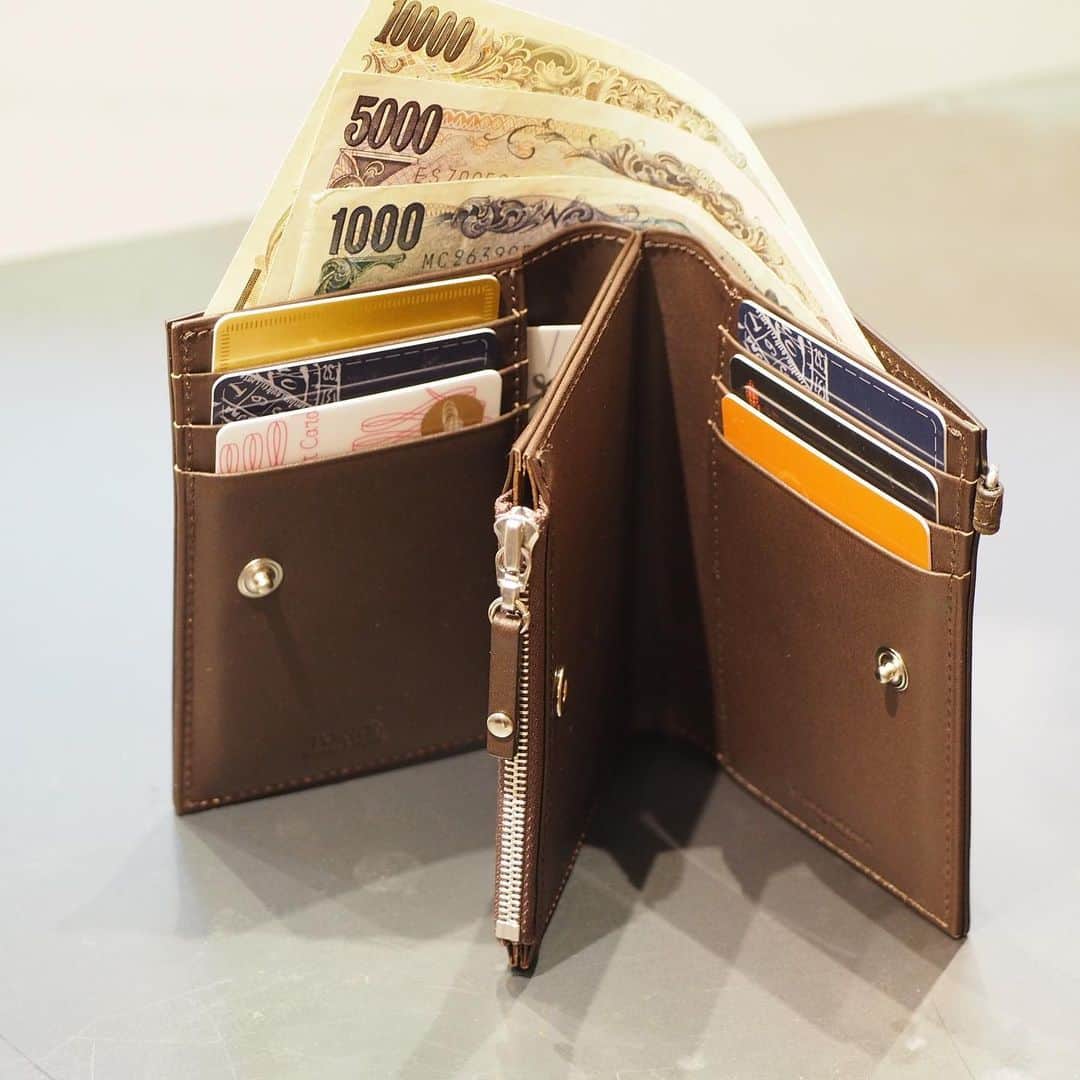 B JIRUSHI YOSHIDAさんのインスタグラム写真 - (B JIRUSHI YOSHIDAInstagram)「【Recommend item】 〈PORTER×B印 YOSHIDA〉 "鼎(かなえ)" WALLET ・ ひとつのアイテムに異なる質感のレザーを使用したクラス感溢れるレザーコレクション「鼎（カナエ）」。 ・ シリーズ名の意味する『三者共存』を最も象徴したカードケースです。 しなやかなカーフ、光沢感に富んだガラスレザー、ぬくもり溢れるヌバックの3種類のレザーを使用しており、シンプルなディテールが素材の魅力をさらに引き立てます。 ・ コンパクトな二つ折りウォレットでありながら、カードは計8枚収納可能。ホリデーシーズンのギフトとしてもいかがでしょうか。 ・ COLOR:BLACK, BROWN ¥23,000+TAX  #bjirushiyoshida #B印YOSHIDA #代官山 #daikanyama #TOKYO #BEAMS #ビームス #yoshidakaban #吉田カバン #ポーター #porter #비지루시요시다 #도쿄 #다이칸야마 #빔스 #빔즈 #포터 #데일리룩 #백팩 #b印yoshidalineup」12月2日 19時22分 - bjirushiyoshida