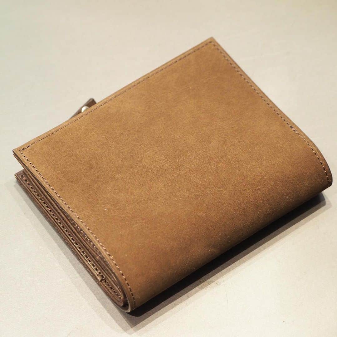 B JIRUSHI YOSHIDAさんのインスタグラム写真 - (B JIRUSHI YOSHIDAInstagram)「【Recommend item】 〈PORTER×B印 YOSHIDA〉 "鼎(かなえ)" WALLET ・ ひとつのアイテムに異なる質感のレザーを使用したクラス感溢れるレザーコレクション「鼎（カナエ）」。 ・ シリーズ名の意味する『三者共存』を最も象徴したカードケースです。 しなやかなカーフ、光沢感に富んだガラスレザー、ぬくもり溢れるヌバックの3種類のレザーを使用しており、シンプルなディテールが素材の魅力をさらに引き立てます。 ・ コンパクトな二つ折りウォレットでありながら、カードは計8枚収納可能。ホリデーシーズンのギフトとしてもいかがでしょうか。 ・ COLOR:BLACK, BROWN ¥23,000+TAX  #bjirushiyoshida #B印YOSHIDA #代官山 #daikanyama #TOKYO #BEAMS #ビームス #yoshidakaban #吉田カバン #ポーター #porter #비지루시요시다 #도쿄 #다이칸야마 #빔스 #빔즈 #포터 #데일리룩 #백팩 #b印yoshidalineup」12月2日 19時22分 - bjirushiyoshida