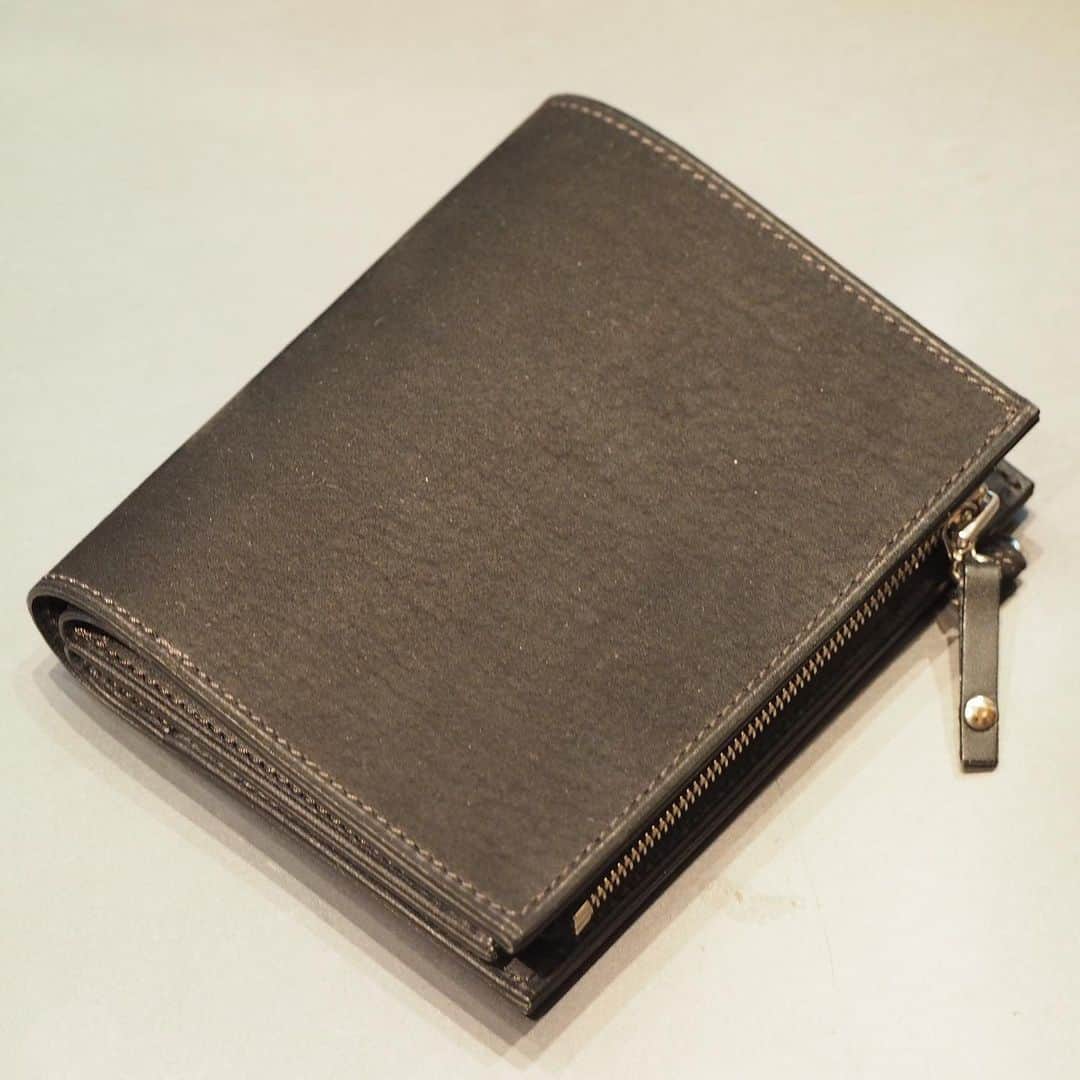 B JIRUSHI YOSHIDAさんのインスタグラム写真 - (B JIRUSHI YOSHIDAInstagram)「【Recommend item】 〈PORTER×B印 YOSHIDA〉 "鼎(かなえ)" WALLET ・ ひとつのアイテムに異なる質感のレザーを使用したクラス感溢れるレザーコレクション「鼎（カナエ）」。 ・ シリーズ名の意味する『三者共存』を最も象徴したカードケースです。 しなやかなカーフ、光沢感に富んだガラスレザー、ぬくもり溢れるヌバックの3種類のレザーを使用しており、シンプルなディテールが素材の魅力をさらに引き立てます。 ・ コンパクトな二つ折りウォレットでありながら、カードは計8枚収納可能。ホリデーシーズンのギフトとしてもいかがでしょうか。 ・ COLOR:BLACK, BROWN ¥23,000+TAX  #bjirushiyoshida #B印YOSHIDA #代官山 #daikanyama #TOKYO #BEAMS #ビームス #yoshidakaban #吉田カバン #ポーター #porter #비지루시요시다 #도쿄 #다이칸야마 #빔스 #빔즈 #포터 #데일리룩 #백팩 #b印yoshidalineup」12月2日 19時22分 - bjirushiyoshida