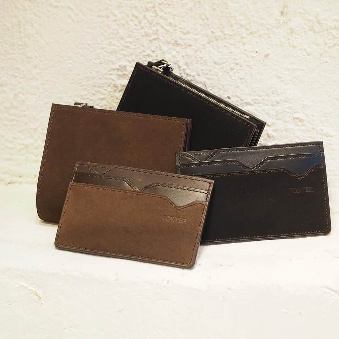 のインスタグラム：「【Recommend item】 〈PORTER×B印 YOSHIDA〉 "鼎(かなえ)" WALLET ・ ひとつのアイテムに異なる質感のレザーを使用したクラス感溢れるレザーコレクション「鼎（カナエ）」。 ・ シリーズ名の意味する『三者共存』を最も象徴したカードケースです。 しなやかなカーフ、光沢感に富んだガラスレザー、ぬくもり溢れるヌバックの3種類のレザーを使用しており、シンプルなディテールが素材の魅力をさらに引き立てます。 ・ コンパクトな二つ折りウォレットでありながら、カードは計8枚収納可能。ホリデーシーズンのギフトとしてもいかがでしょうか。 ・ COLOR:BLACK, BROWN ¥23,000+TAX  #bjirushiyoshida #B印YOSHIDA #代官山 #daikanyama #TOKYO #BEAMS #ビームス #yoshidakaban #吉田カバン #ポーター #porter #비지루시요시다 #도쿄 #다이칸야마 #빔스 #빔즈 #포터 #데일리룩 #백팩 #b印yoshidalineup」