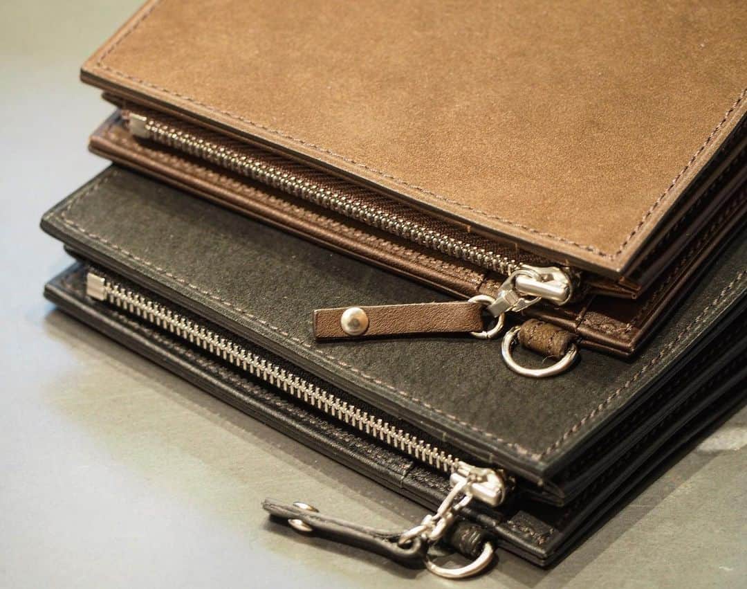 のインスタグラム：「【Recommend item】 〈PORTER×B印 YOSHIDA〉 "鼎(かなえ)" WALLET ・ ひとつのアイテムに異なる質感のレザーを使用したクラス感溢れるレザーコレクション「鼎（カナエ）」。 ・ シリーズ名の意味する『三者共存』を最も象徴したカードケースです。 しなやかなカーフ、光沢感に富んだガラスレザー、ぬくもり溢れるヌバックの3種類のレザーを使用しており、シンプルなディテールが素材の魅力をさらに引き立てます。 ・ コンパクトな二つ折りウォレットでありながら、カードは計8枚収納可能。ホリデーシーズンのギフトとしてもいかがでしょうか。 ・ COLOR:BLACK, BROWN ¥23,000+TAX  #bjirushiyoshida #B印YOSHIDA #代官山 #daikanyama #TOKYO #BEAMS #ビームス #yoshidakaban #吉田カバン #ポーター #porter #비지루시요시다 #도쿄 #다이칸야마 #빔스 #빔즈 #포터 #데일리룩 #백팩 #b印yoshidalineup」