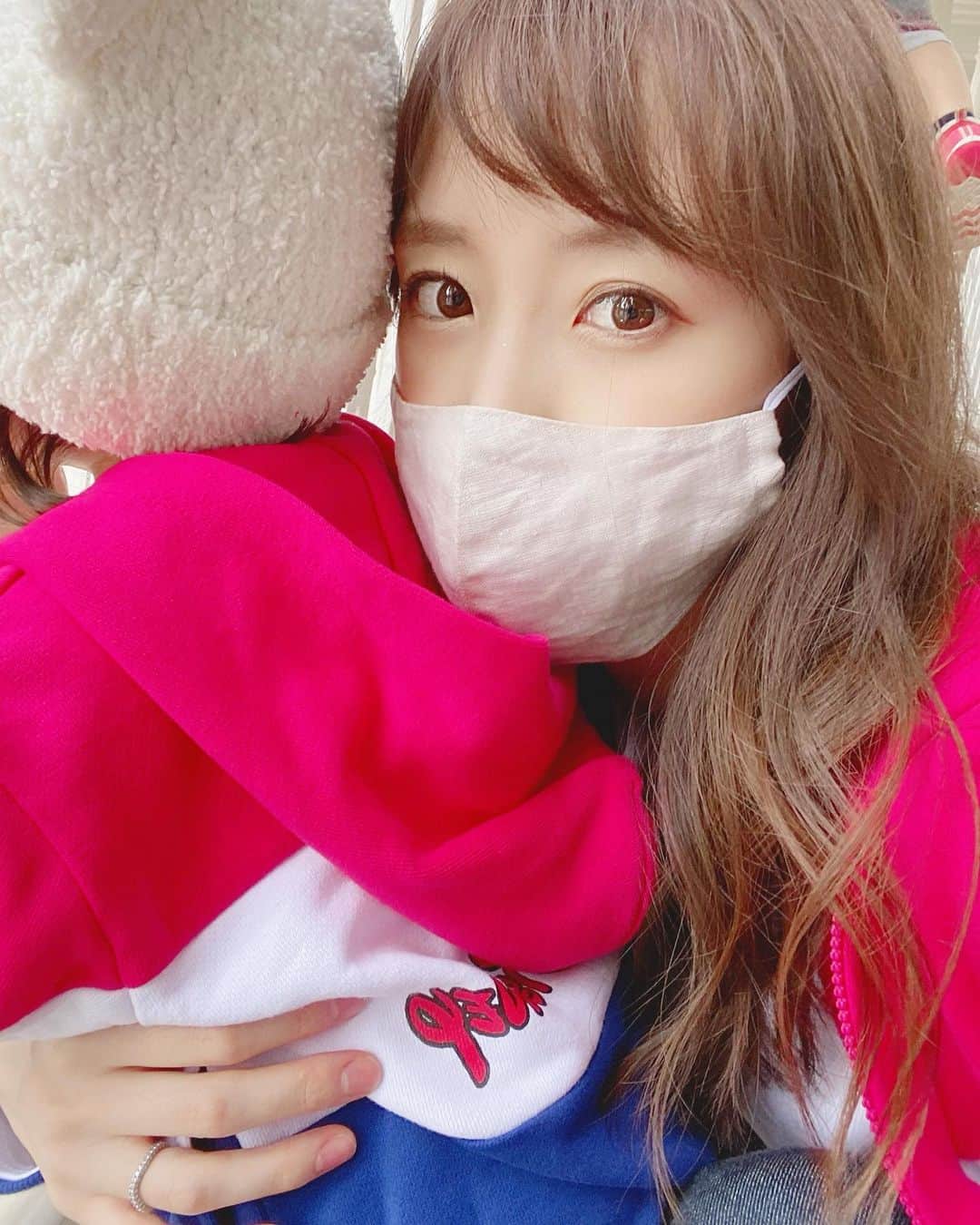 小林真由のインスタグラム：「もう12月だなんて！﻿ 週末に急いでクリスマスツリーを飾りました🎄﻿ ﻿ さぁ、師走スタート。 どんな1ヶ月になるかな😂 12月もよろしくお願いします☃️🤎﻿ ﻿ ﻿ #ファッション #コーデ #ママコーデ #女の子ママ #男の子ママ #ママライフ #コーディネート #2歳 #生後4ヶ月 #ベビー #二人育児 #カフェ #ディズニー #ディズニーランド #子連れディズニー #東京ディズニーランド」