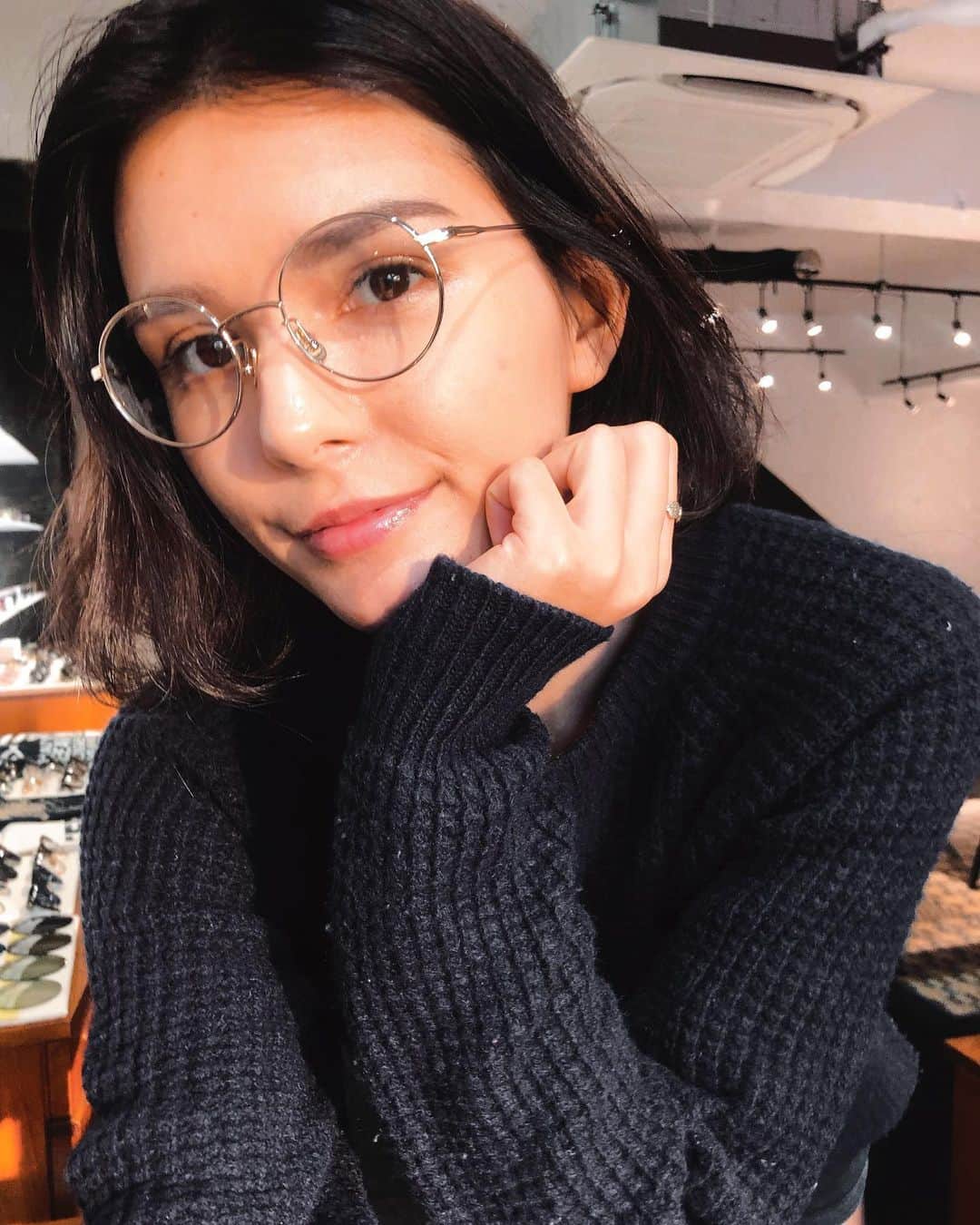 のインスタグラム：「☕️🤓 厚手なニットが着れる気温🧶 風邪ひかないようにね😷👍  最近はパッツンだった前髪を伸ばし中で、センターわけにハマってる💁🏻‍♀️」