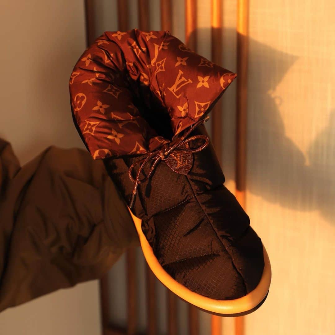 Elva Niさんのインスタグラム写真 - (Elva NiInstagram)「Ready for winter with this super comfy pillow shoes☁️  這雙鞋需要飛回多倫多穿 才能發揮它的最大功能😆 #腳腳的棉衣 @louisvuitton  #lv #louisvuitton」12月2日 19時35分 - misselvani