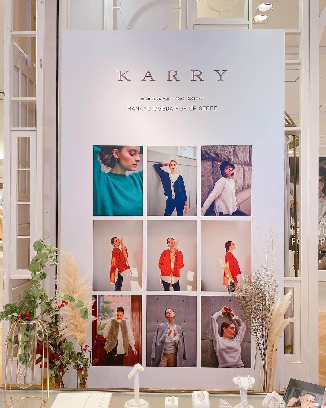 湯浅喬子さんのインスタグラム写真 - (湯浅喬子Instagram)「KARRY pop up store Hankyu umeda ❤️🍂  今回、関西で初めてのポップアップ✨ 沢山の方々にお越しいただけて、 本当に感謝しています🙇‍♀️  KARRYのお洋服を着て来てくださり 大好きと言っていただけたり、 幸せな一週間でした🥰  とっても貴重な経験と時間で、 最終日が寂しくて寂しくて、、😢🙏  お洋服に込めた沢山の想いを この機会にお話しできて、 (喋りすぎて、すいません。笑) 少しでも沢山の方にその想いが 伝わっていると嬉しいです💕  またお会いできる日まで 可愛いお洋服作りをこれからも 頑張っていきますのでよろしくお願い致します🤍  それから、今回手伝ってくれた スタッフさんや阪急の方々や 皆様にも本当に感謝しております🙇‍♀️  周りのお陰様で乗り切れました💕 ありがとうございました🙇‍♀️✨❤️  毎日持ち帰れないほどの 差し入れやプレゼントやお手紙まで 宝物です🎁☺️🙏  またwebにて発売商品も @karryofficialgram をチェックしてください✔︎  #karry#キャリー#popupstore」12月2日 19時35分 - kyorco